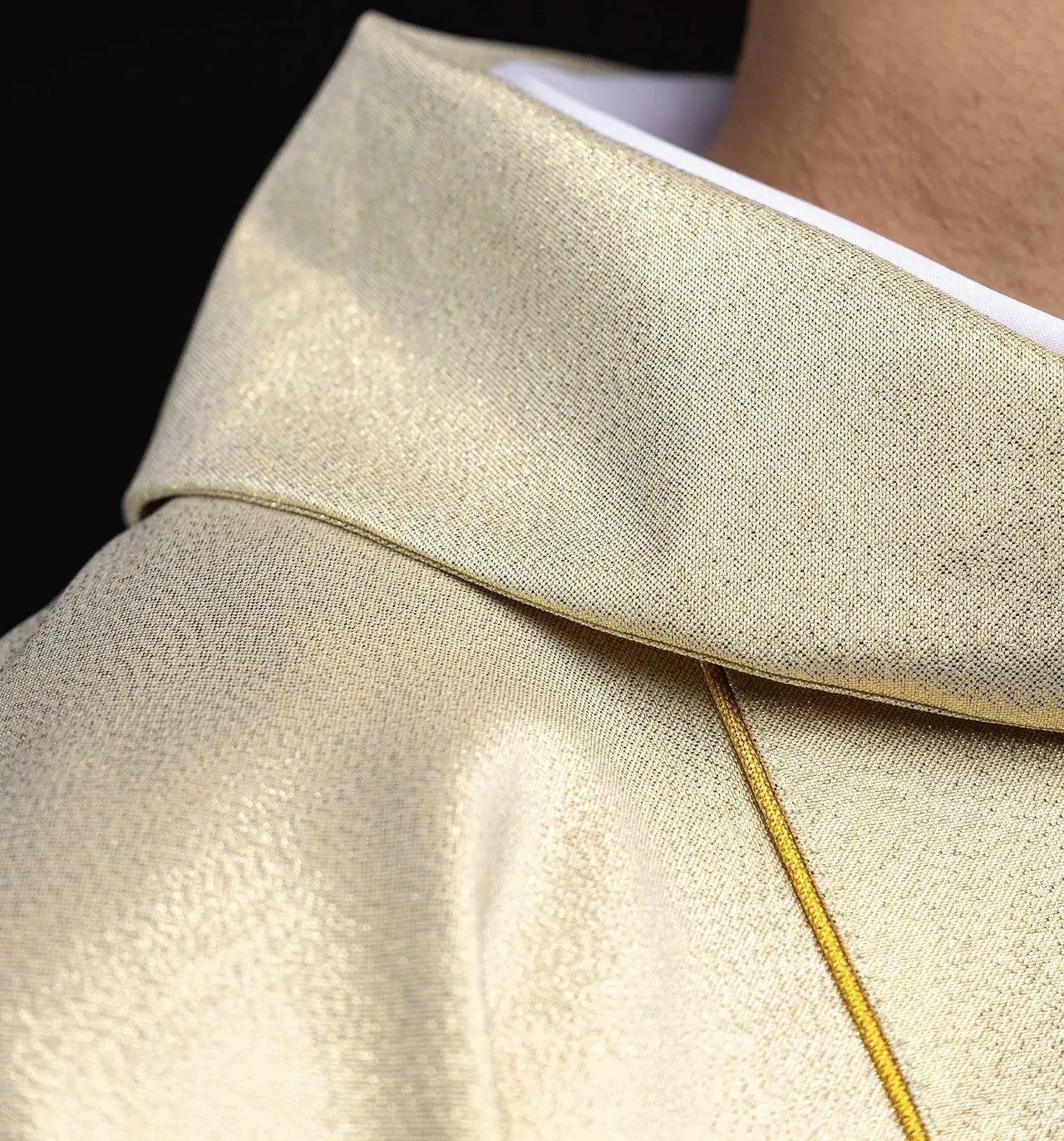 Chasuble dorée avec broderie de calice eucharistique