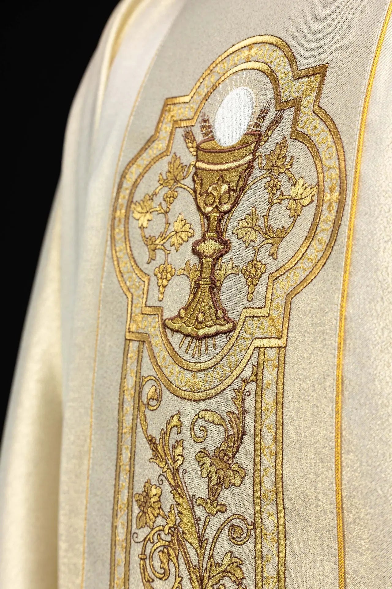 Chasuble dorée avec broderie de calice eucharistique