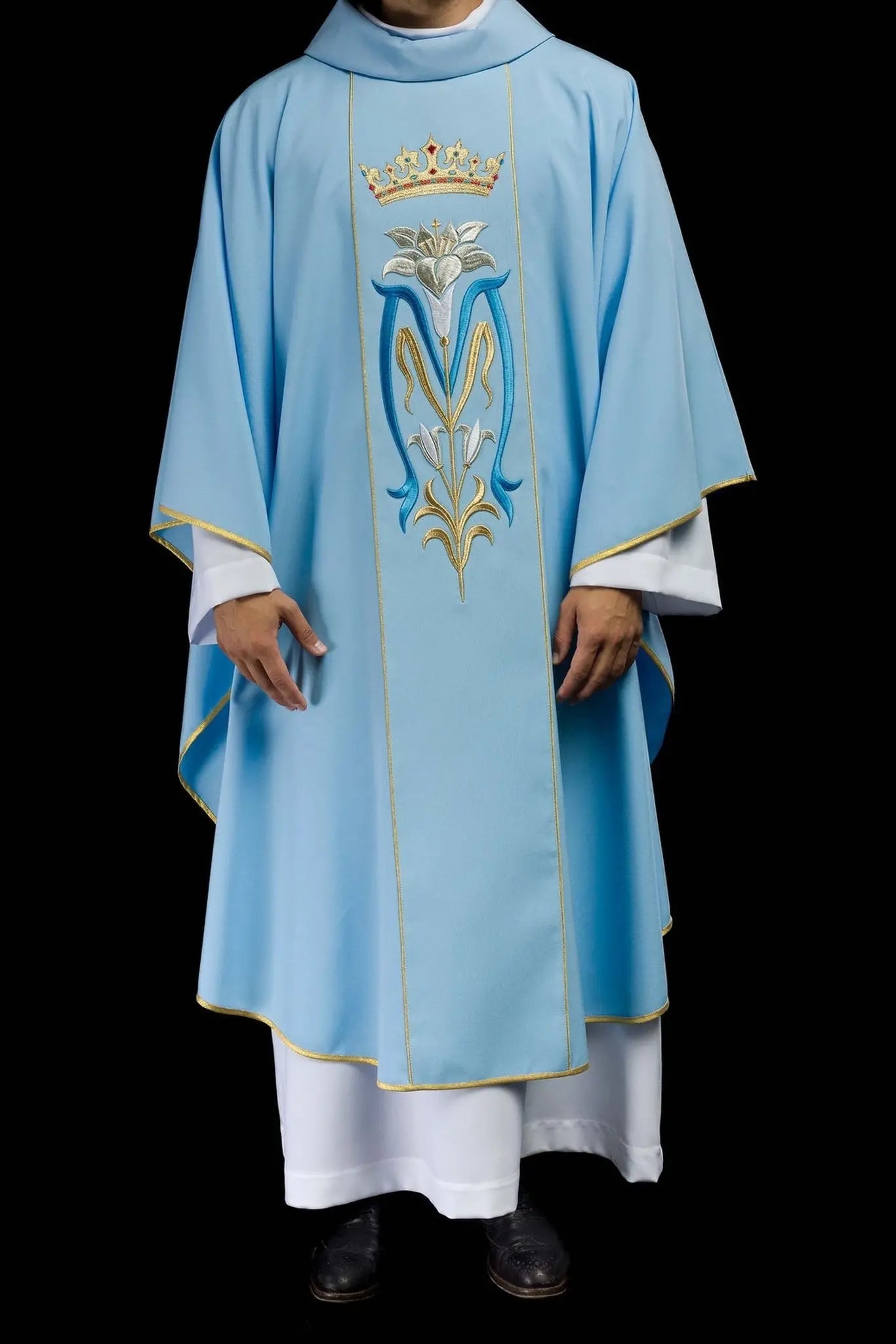 Chasuble liturgique mariale brodée avec couronne bleue