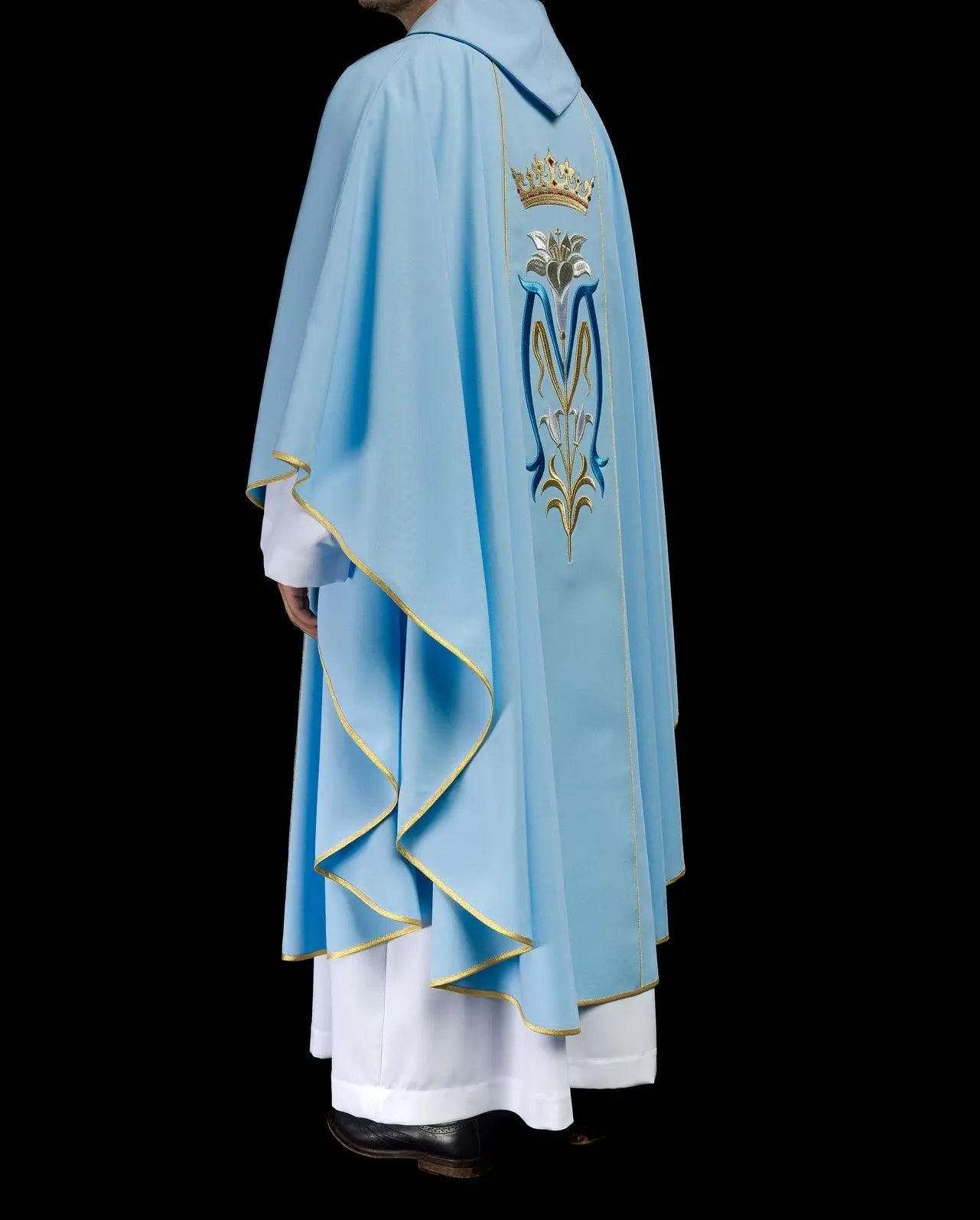 Chasuble liturgique mariale brodée avec couronne bleue