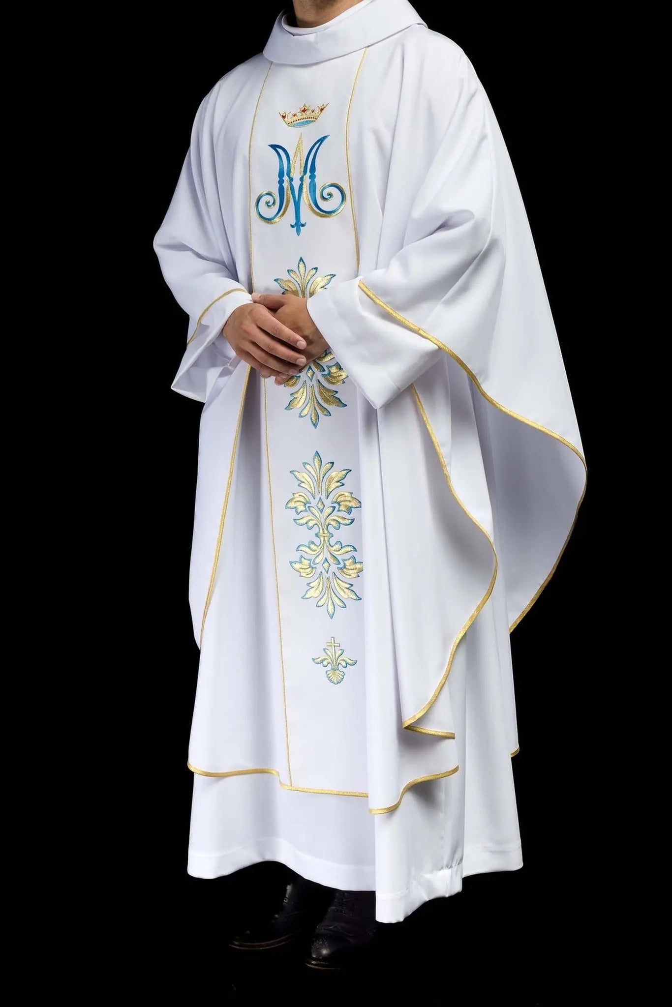Chasuble brodée avec motif marial blanche