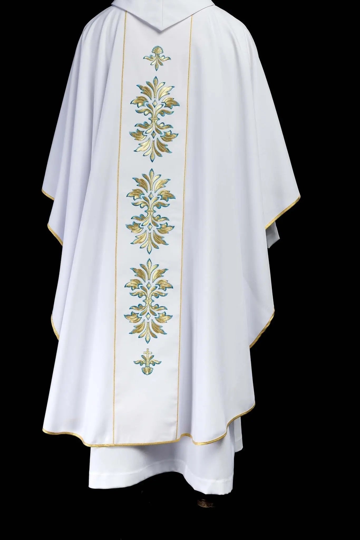 Chasuble brodée avec motif marial blanche