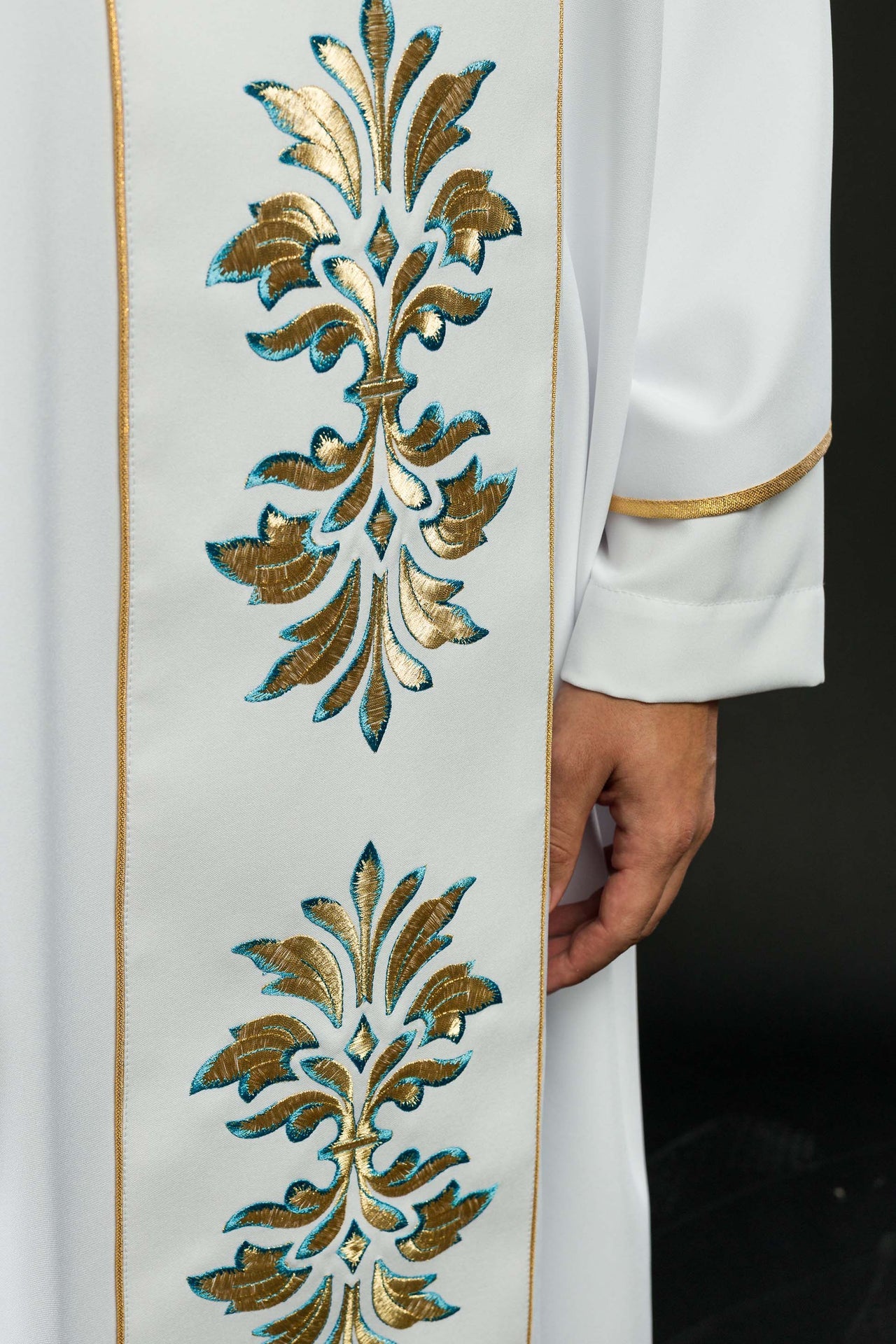 Ornat haftowany z motywem Maryjnym Biały - ORNATY.PL