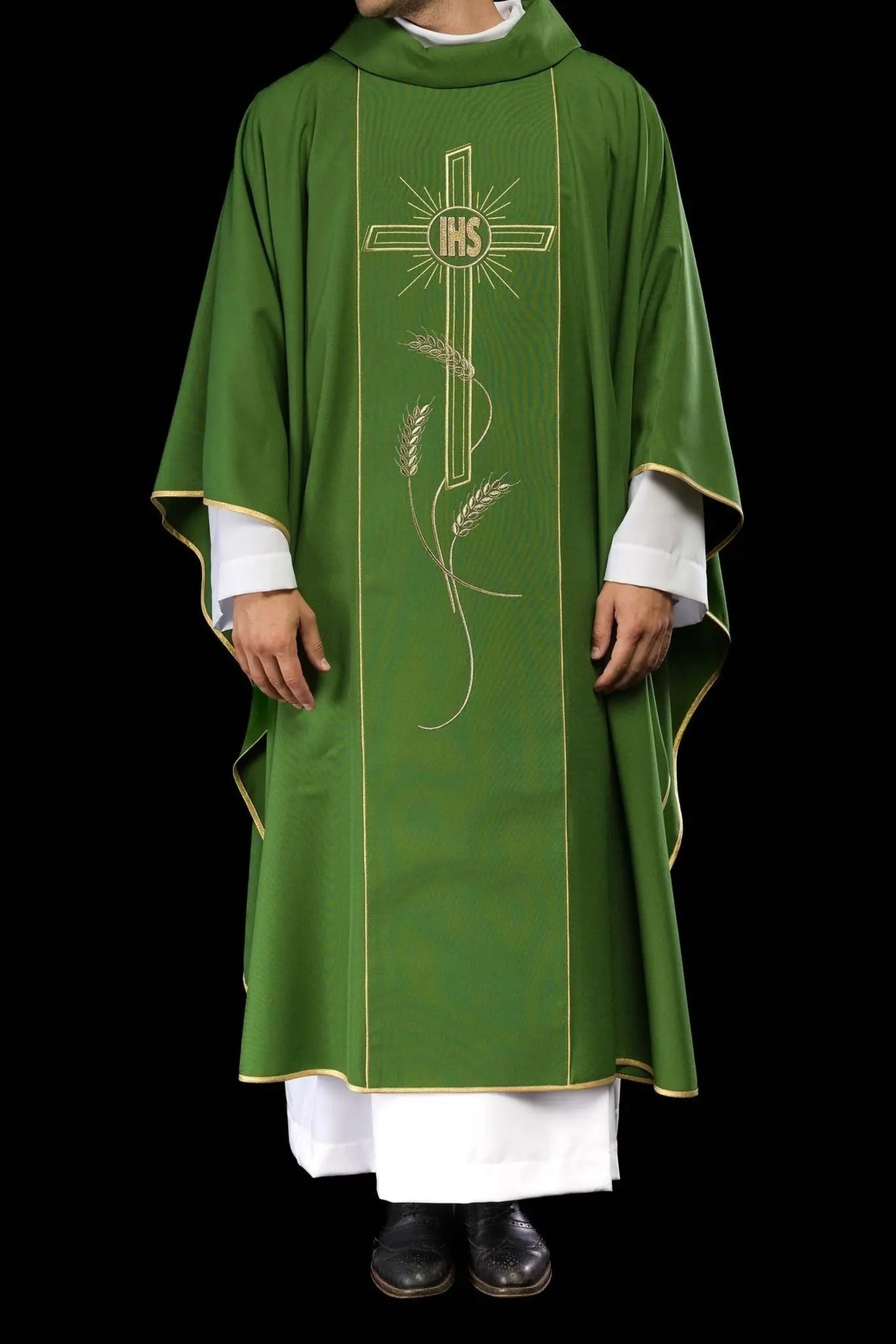 Chasuble verte avec large bande brodée dorée croix IHS