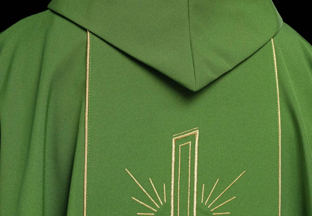 Chasuble verte avec large bande brodée dorée croix IHS