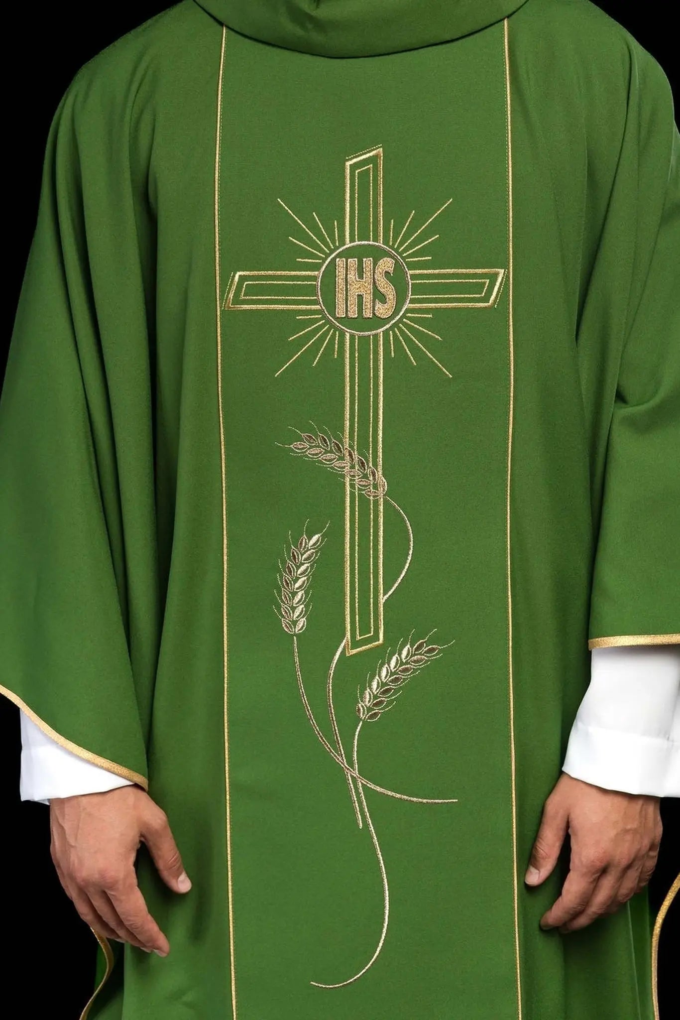 Chasuble verte avec large bande brodée dorée croix IHS