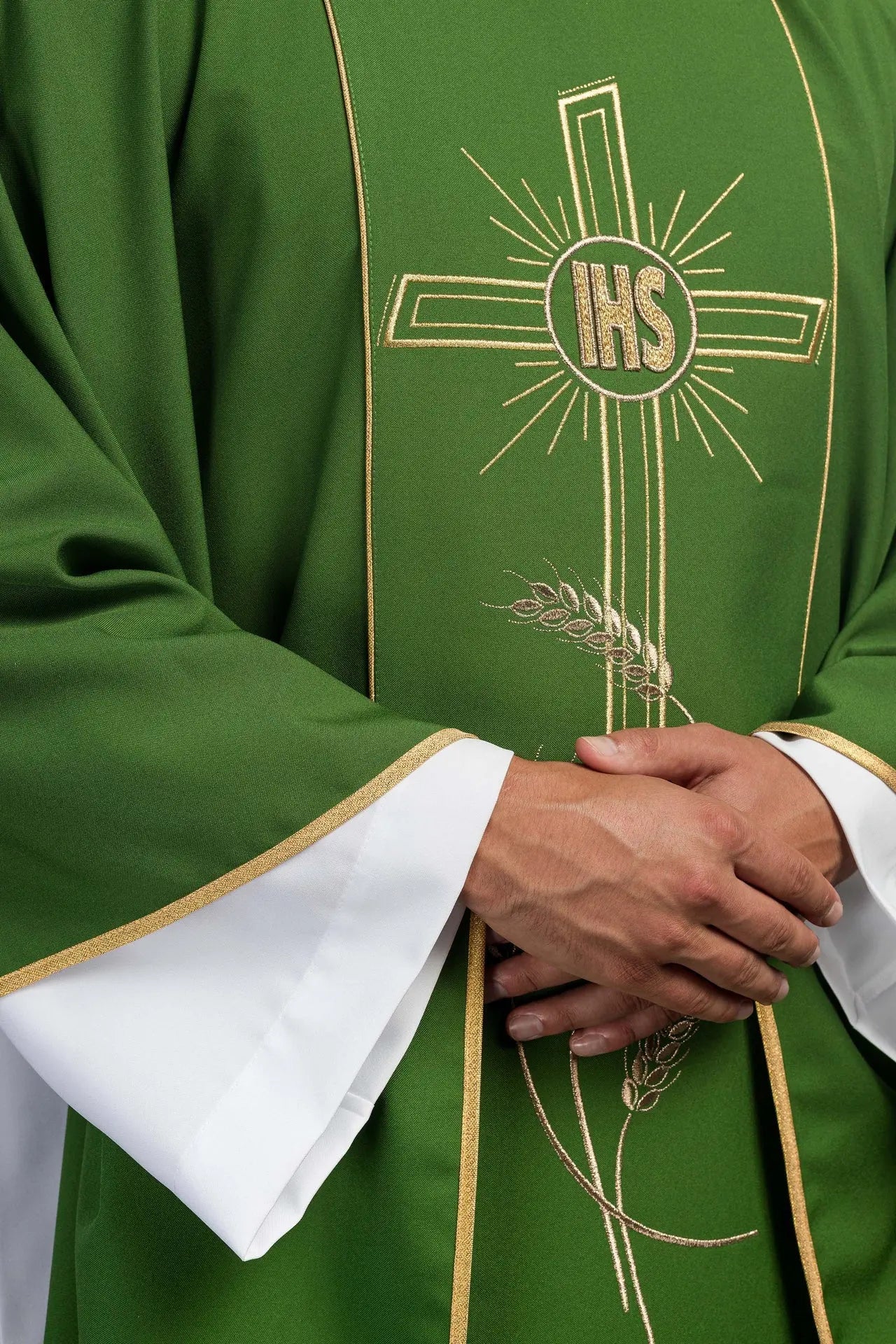 Chasuble verte avec large bande brodée dorée croix IHS