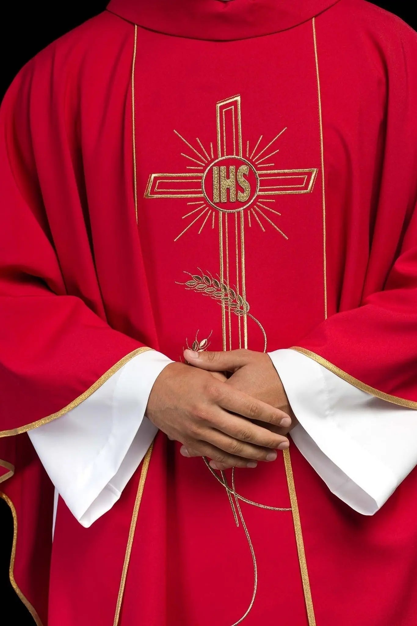 Chasuble rouge avec large bande brodée dorée croix IHS