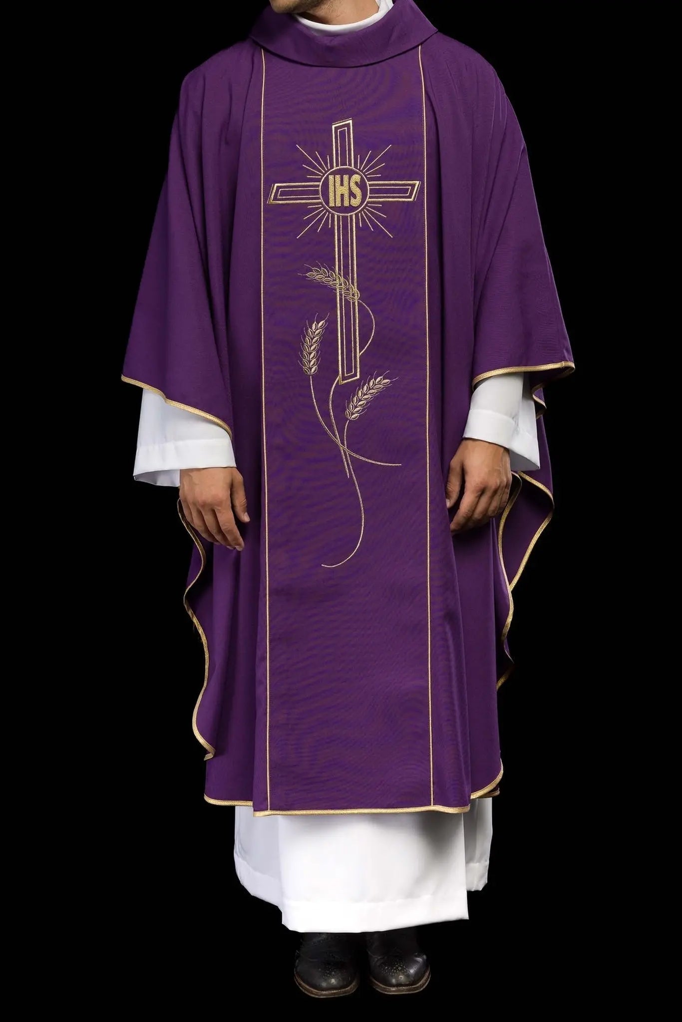 Chasuble violette avec large bande brodée d'or et croix IHS