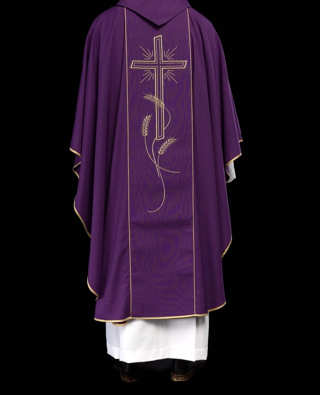 Chasuble violette avec large bande brodée d'or et croix IHS