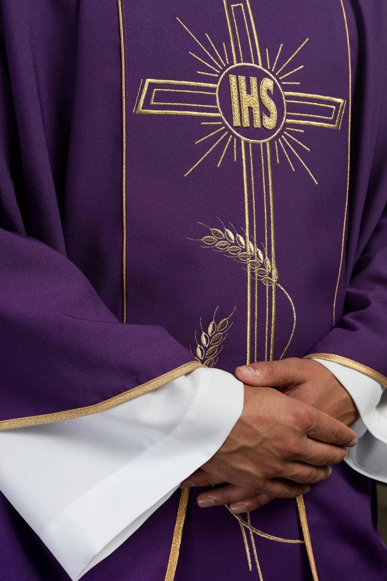 Chasuble violette avec large bande brodée d'or et croix IHS