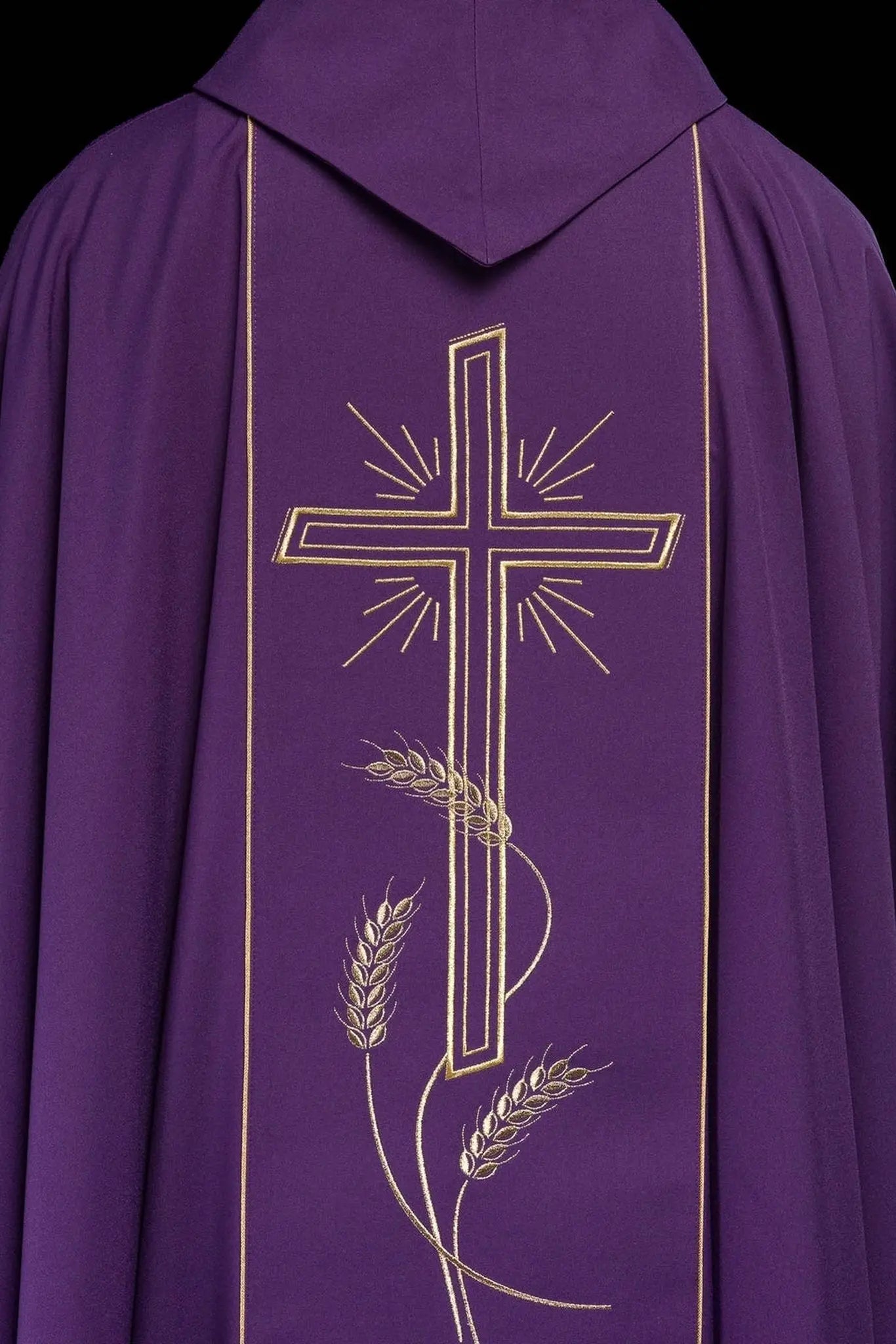 Chasuble violette avec large bande brodée d'or et croix IHS