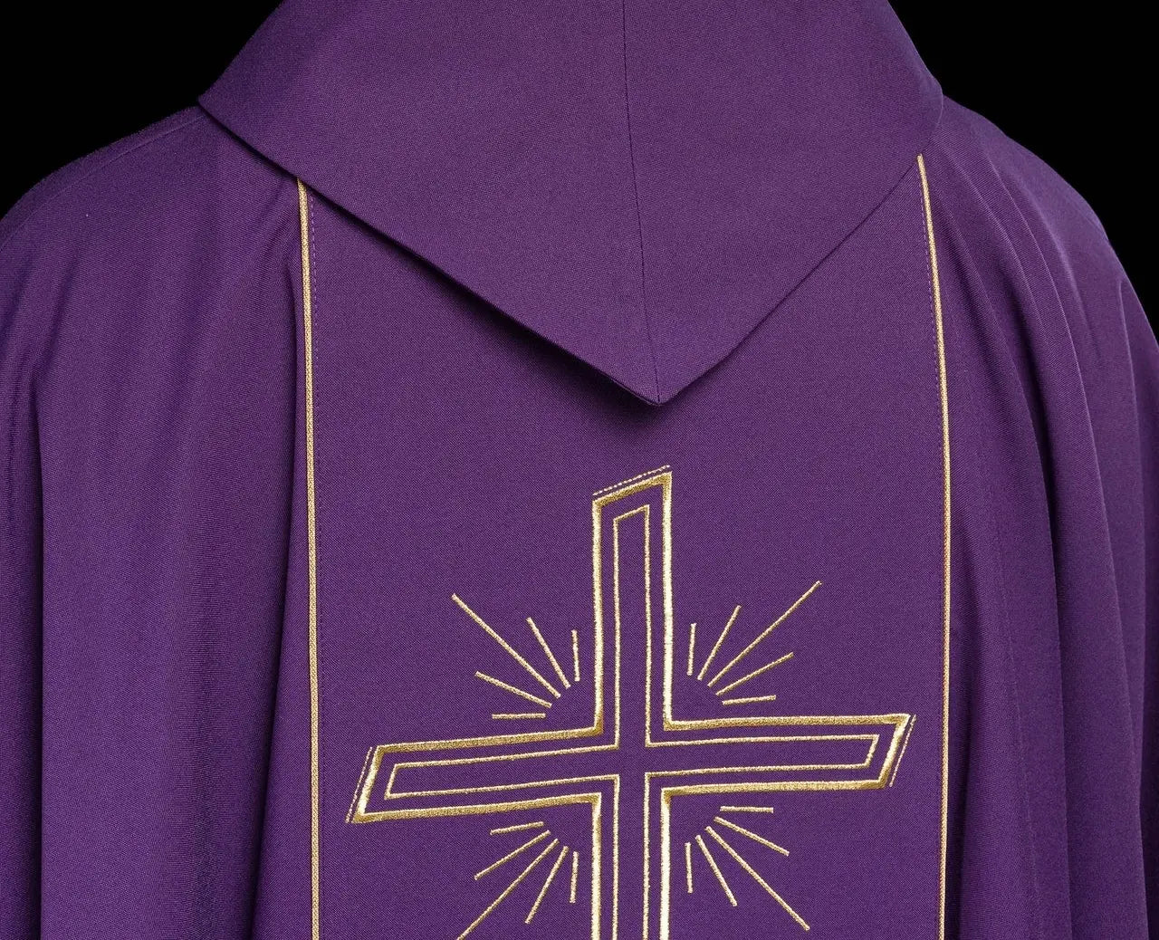 Chasuble violette avec large bande brodée d'or et croix IHS
