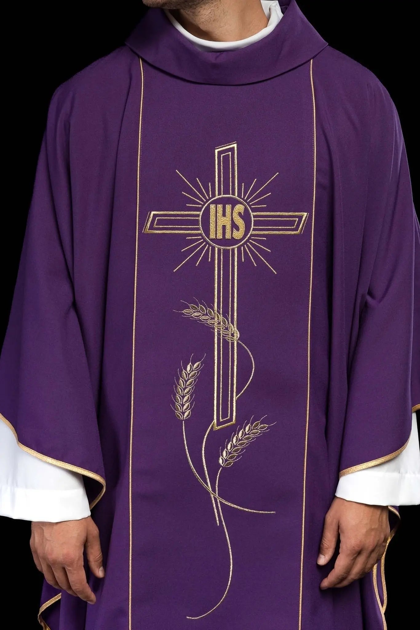 Chasuble violette avec large bande brodée d'or et croix IHS