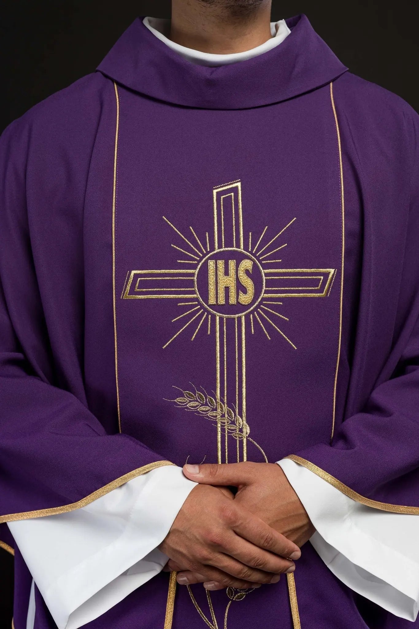 Chasuble violette avec large bande brodée d'or et croix IHS