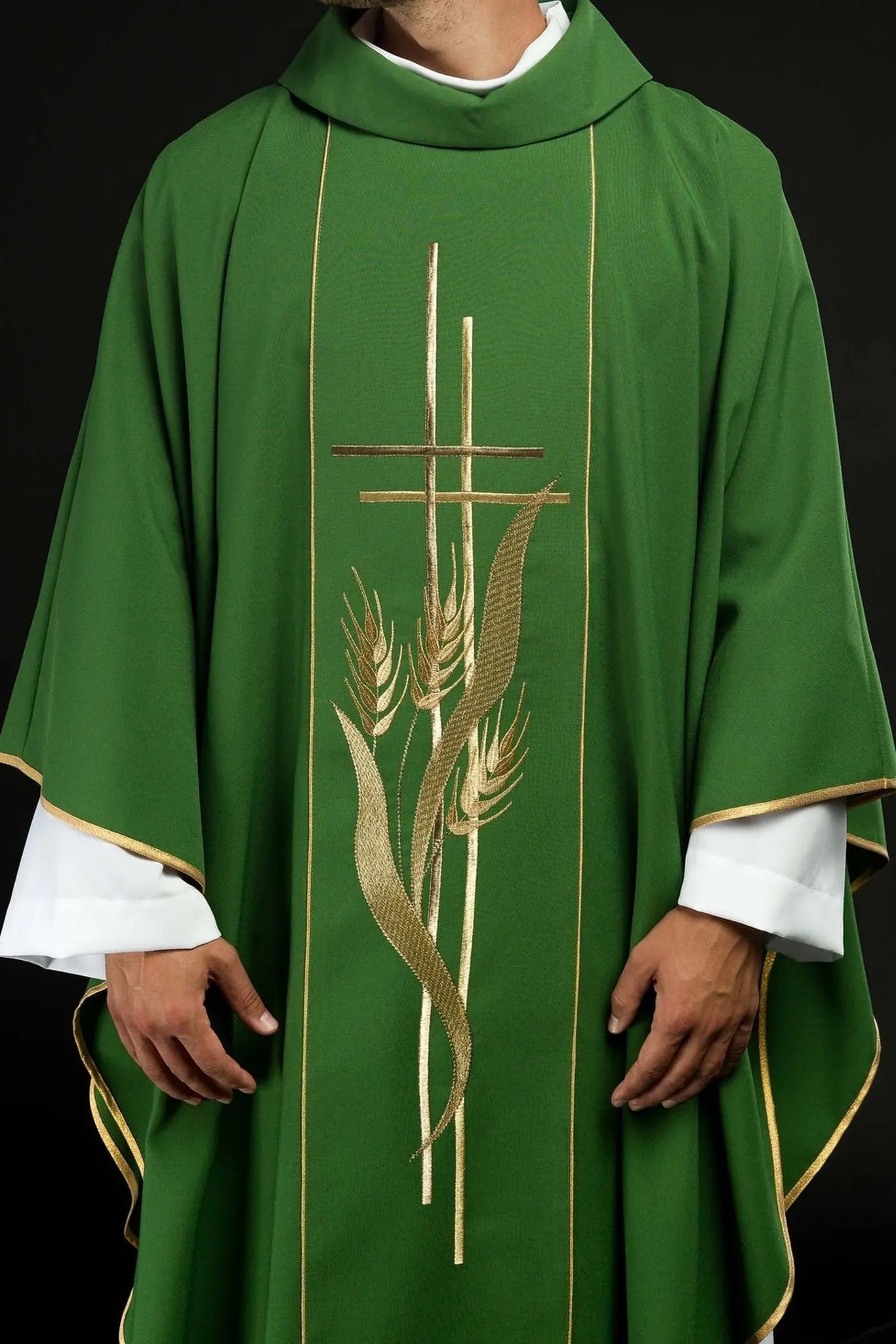 Chasuble verte brodée de motifs de croix et d'épis