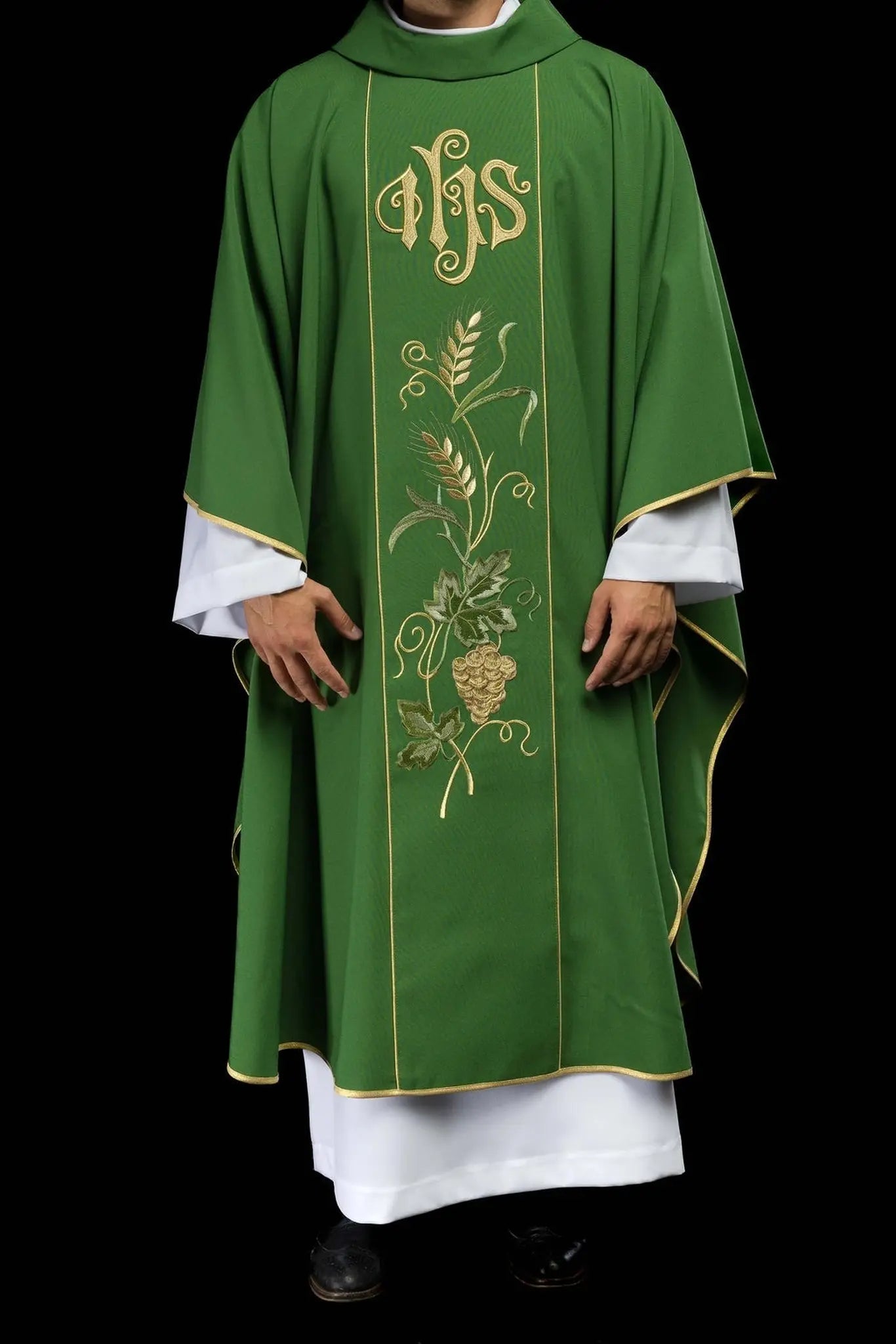 Chasuble verte à ceinture avec broderie IHS, oreilles et raisins