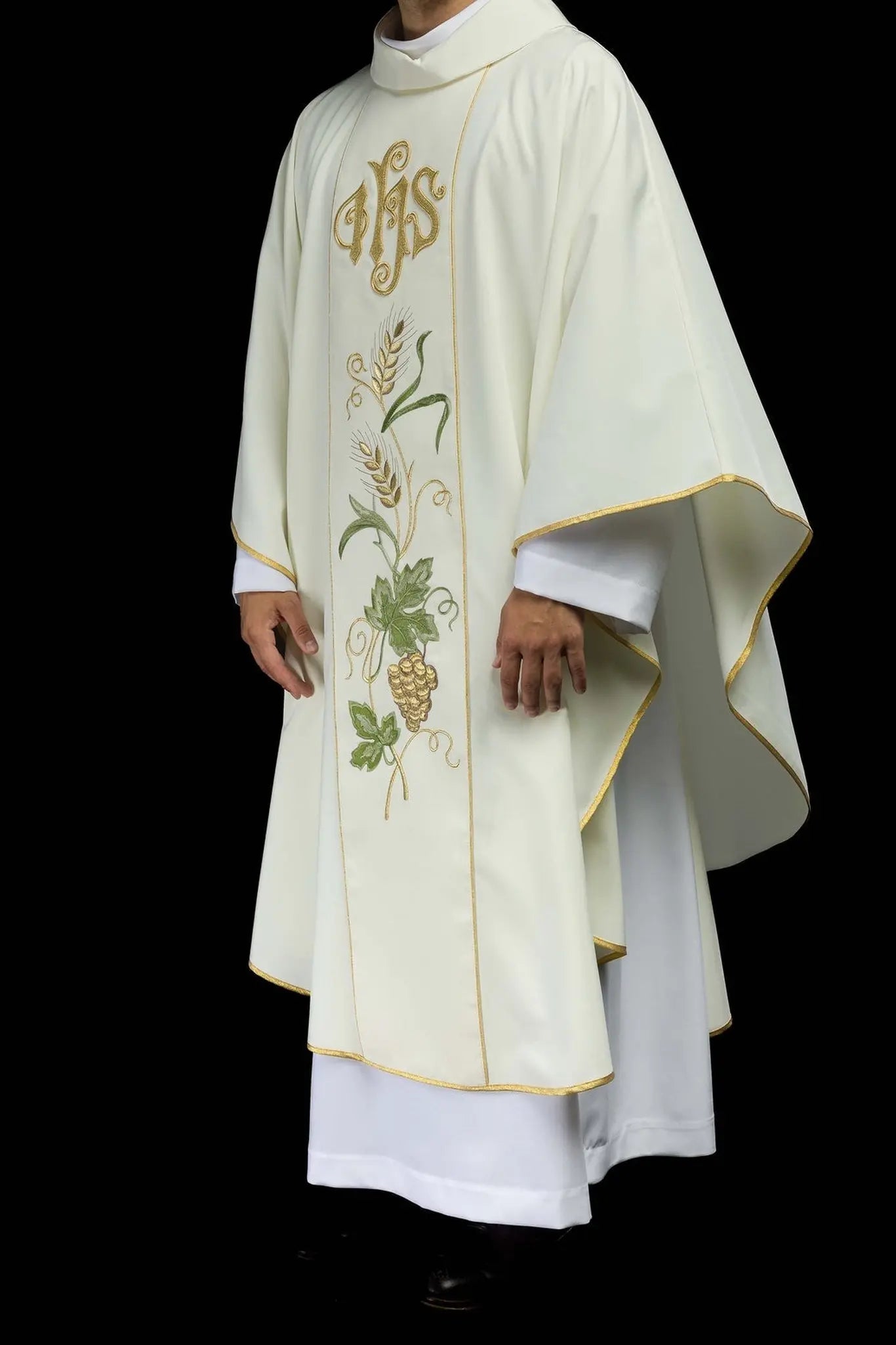 Belt chasuble embroidered with IHS symbol, ears and grapes ecru