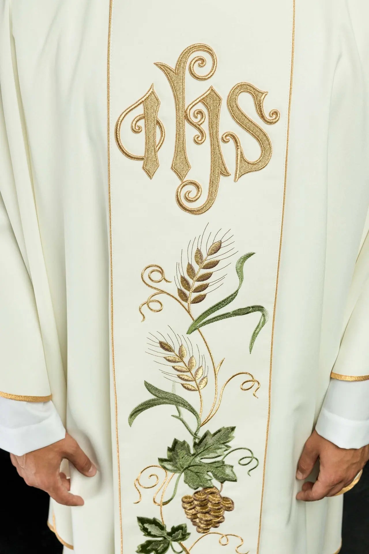 Belt chasuble embroidered with IHS symbol, ears and grapes ecru