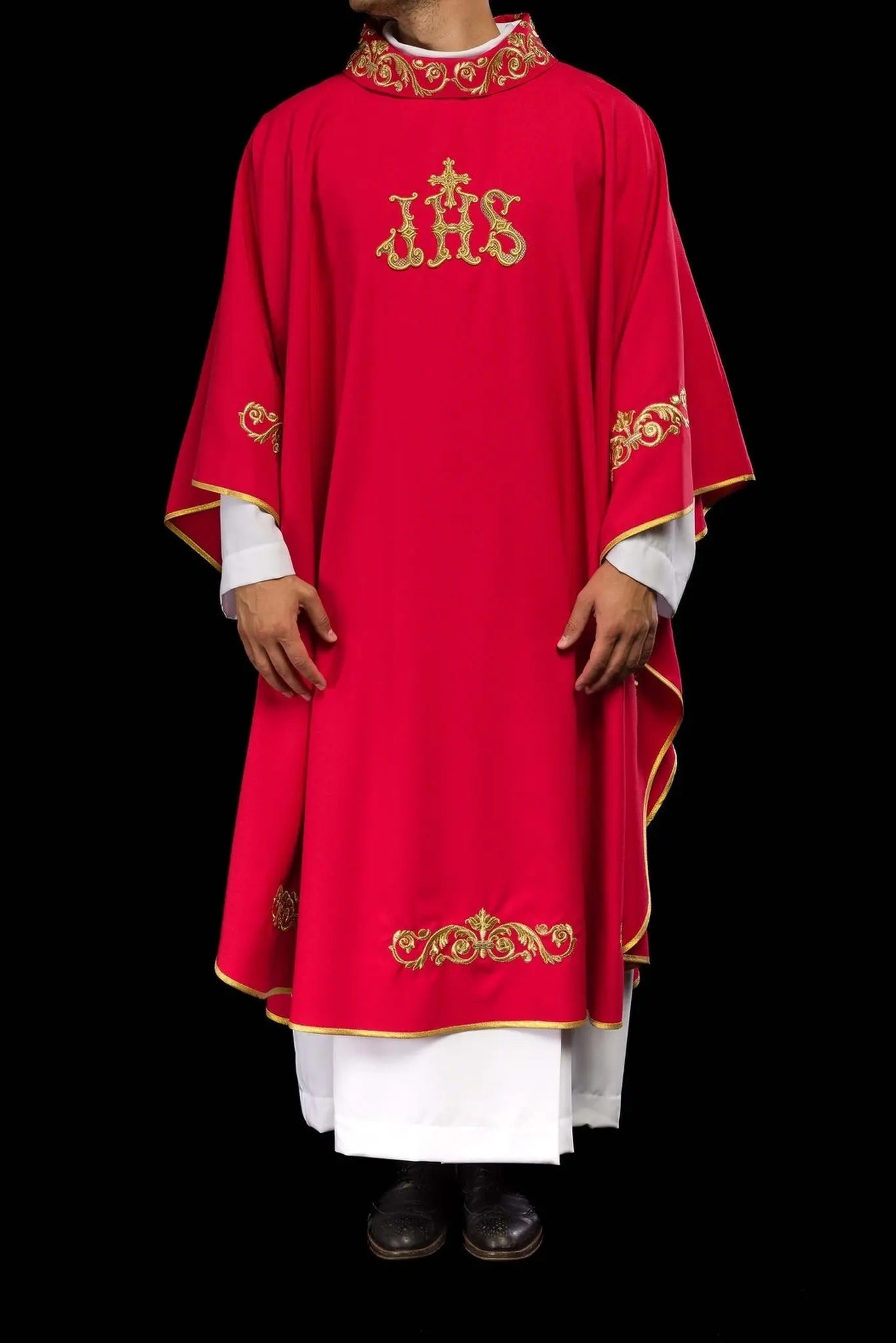 Chasuble rouge avec broderie IHS dorée et bordure décorative