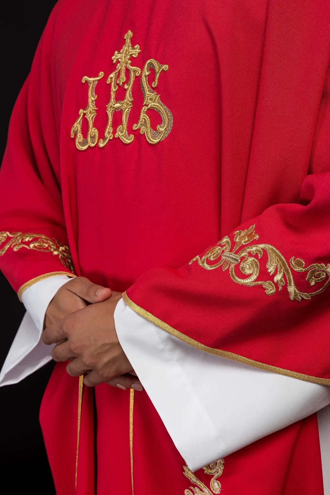 Chasuble rouge avec broderie IHS dorée et bordure décorative