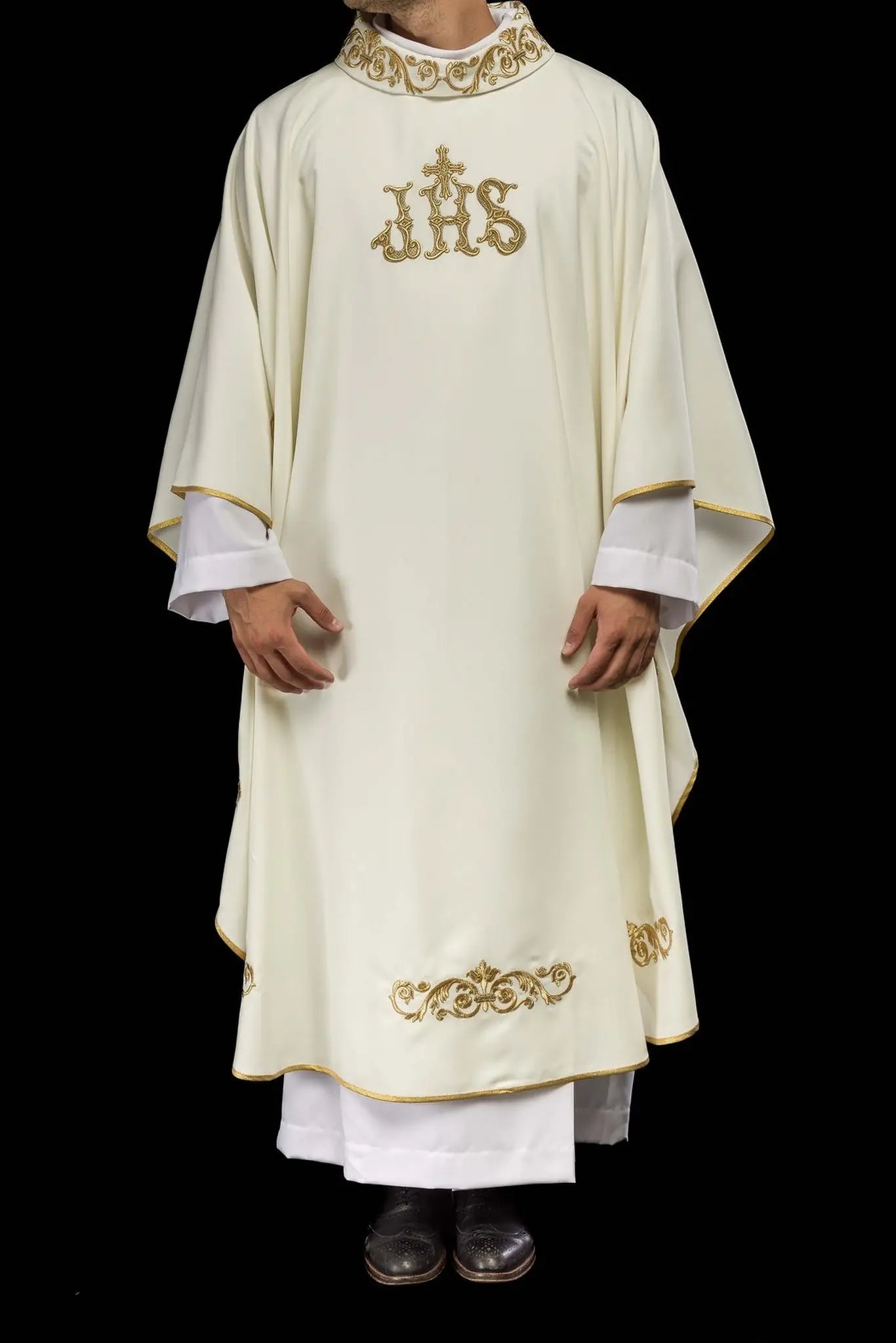 Chasuble avec bordure décorée et motif IHS
