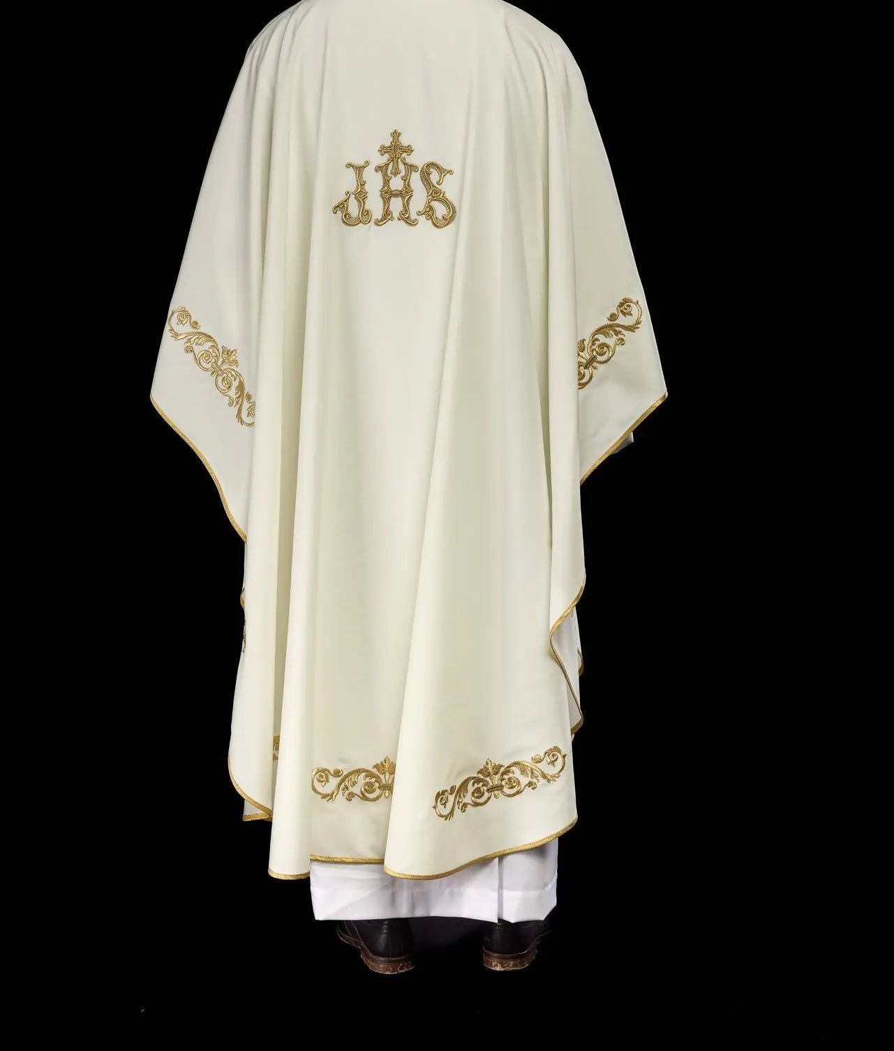 Chasuble avec bordure décorée et motif IHS