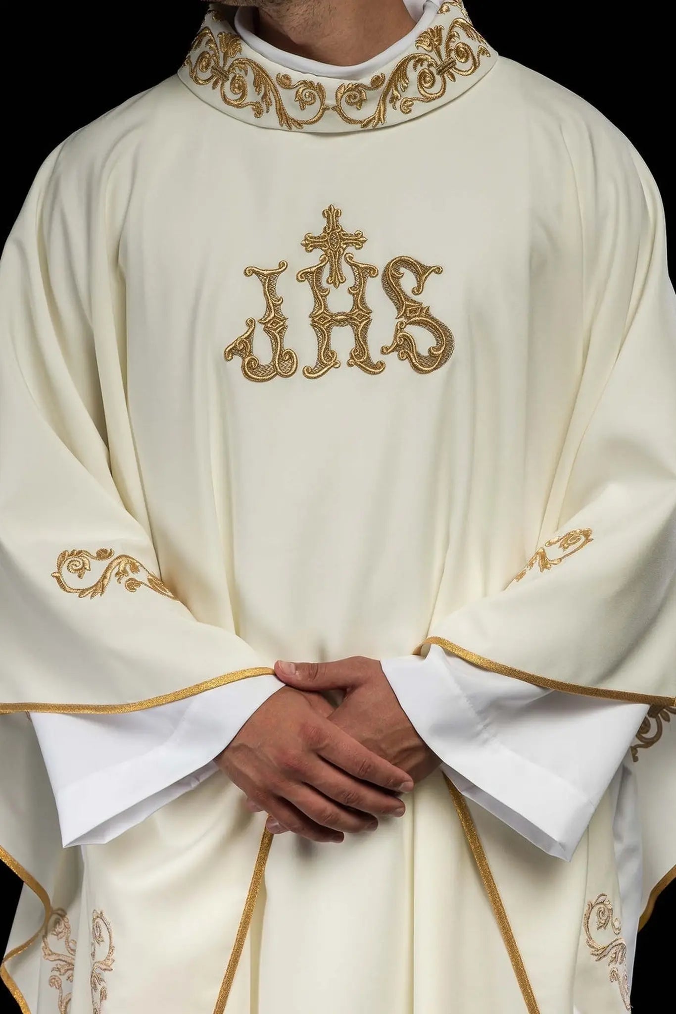 Chasuble avec bordure décorée et motif IHS