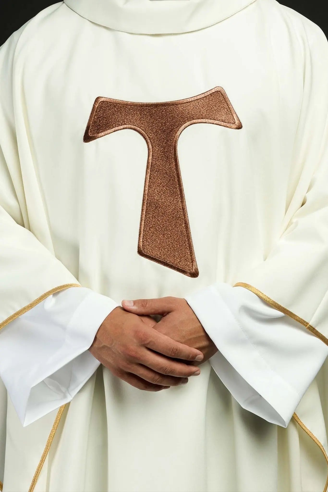 Chasuble liturgique avec croix franciscaine