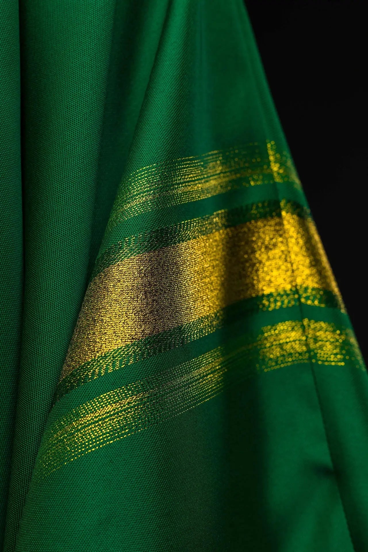 Chasuble verte brodée avec motif IHS et dorure