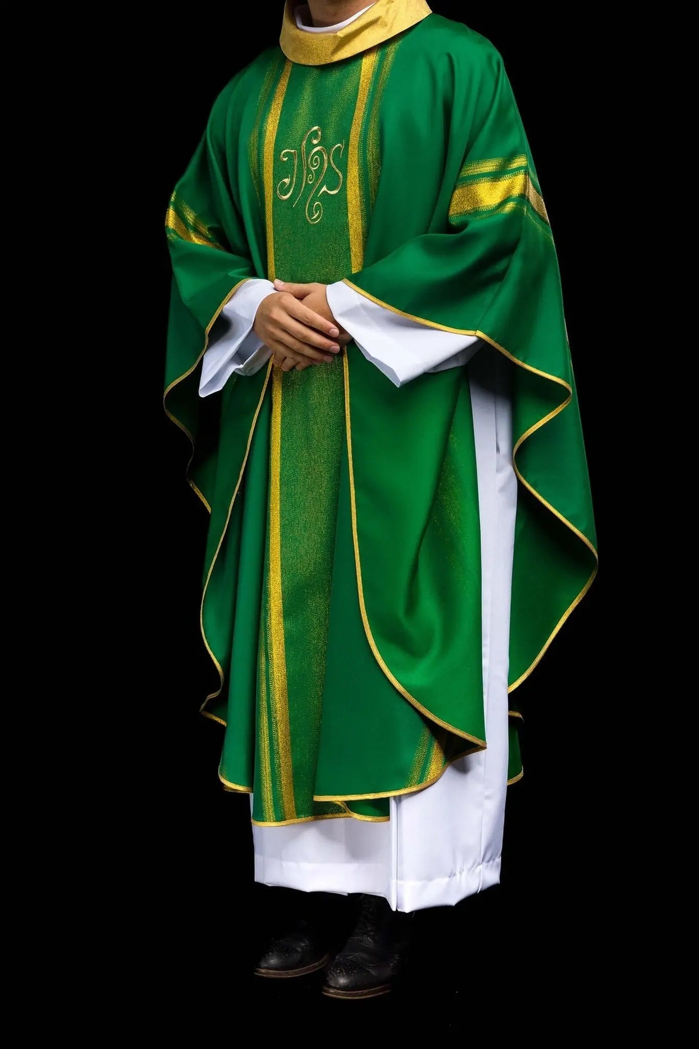 Chasuble verte brodée avec motif IHS et dorure