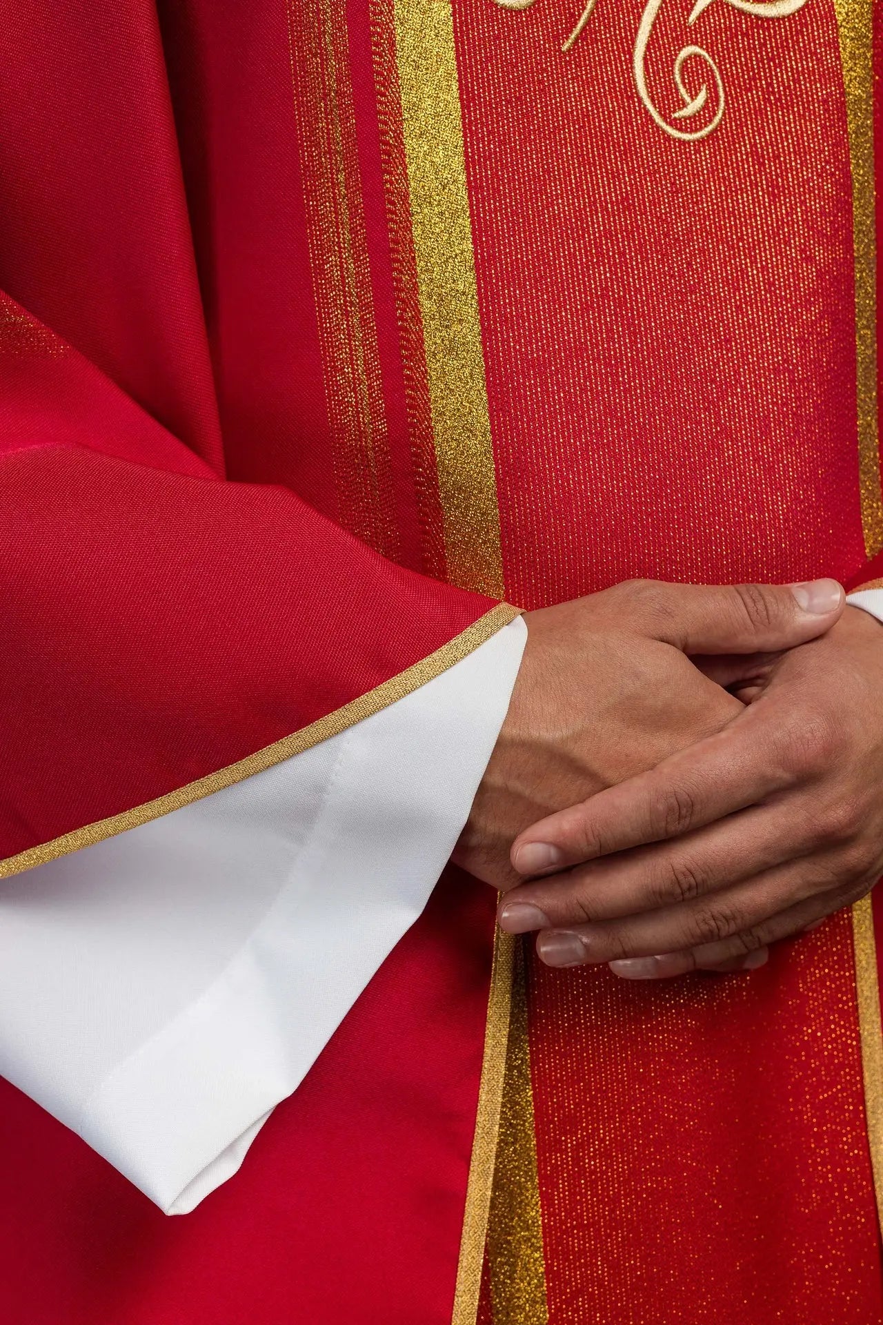 Chasuble rouge brodée avec motif IHS et dorure