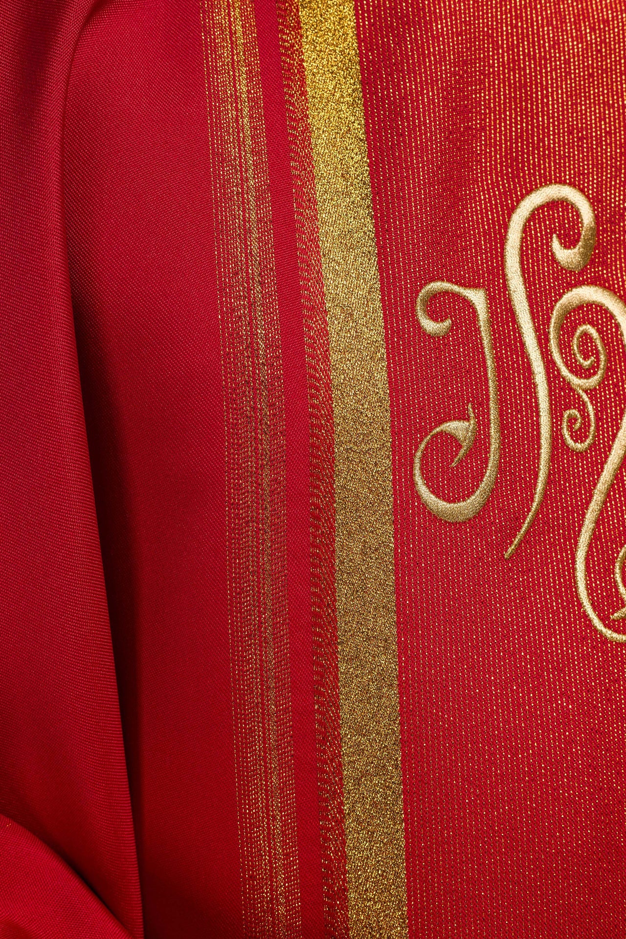 Czerwony ornat haftowany z wzorem IHS ze złoceniami - ORNATY.PL