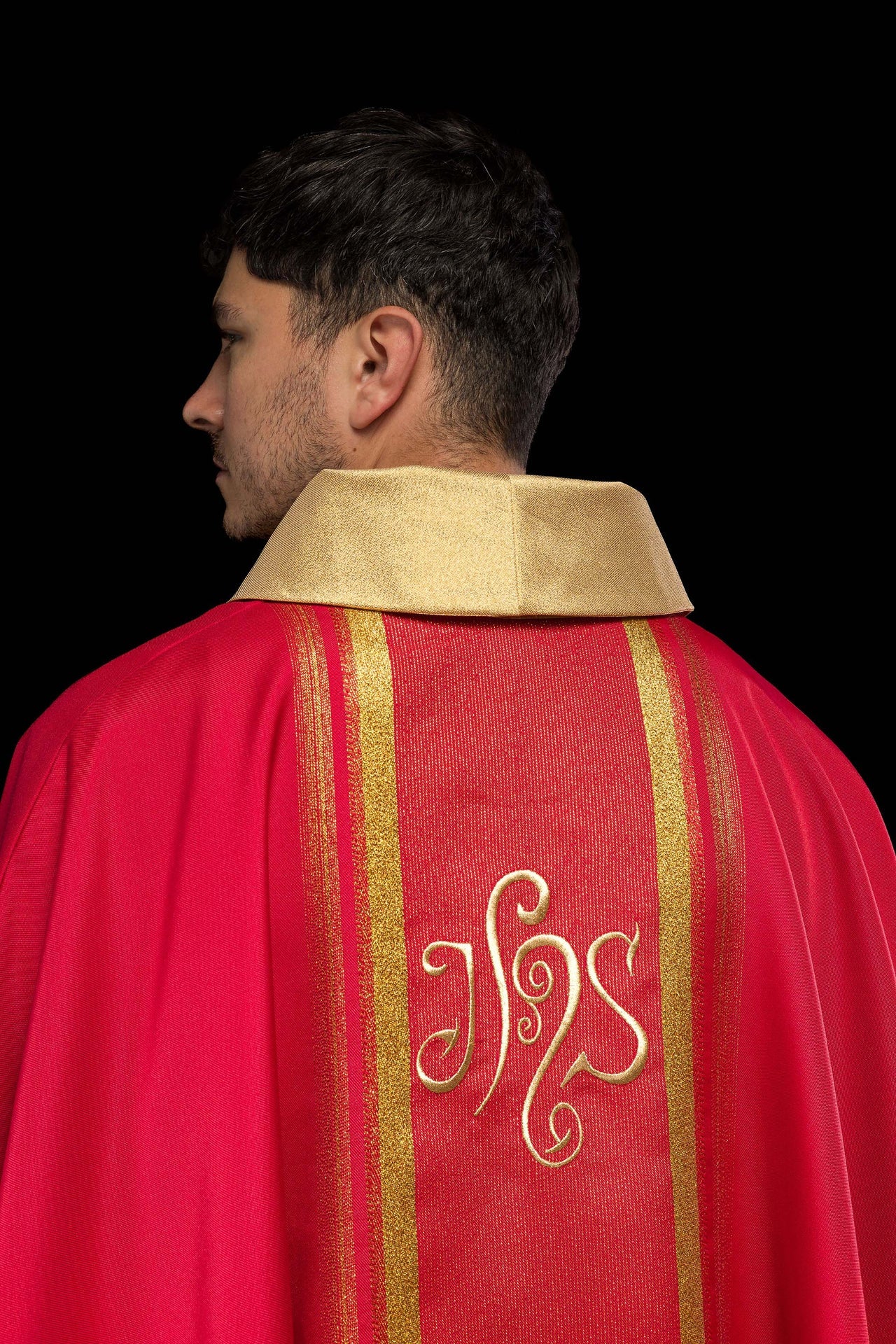 Czerwony ornat haftowany z wzorem IHS ze złoceniami - ORNATY.PL