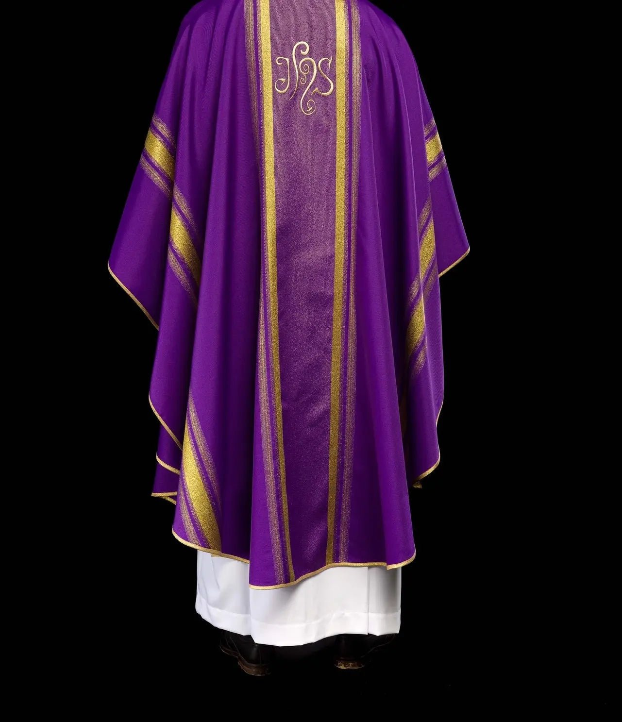 Chasuble violette brodée avec motif IHS et dorure
