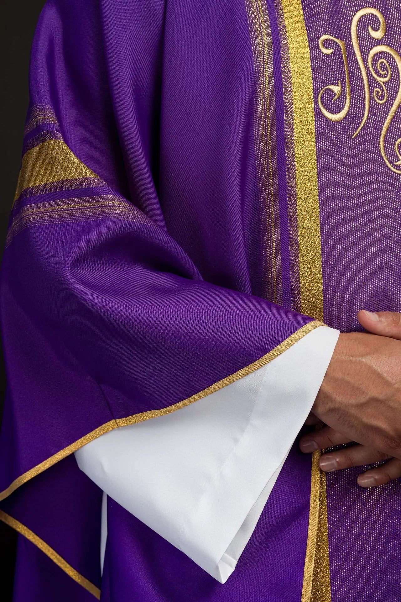 Chasuble violette brodée avec motif IHS et dorure