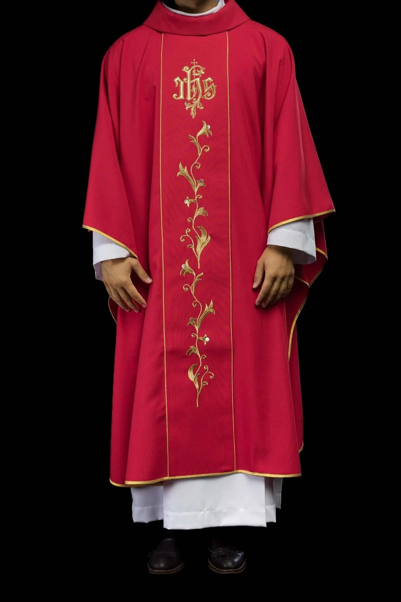 Chasuble rouge brodée IHS avec ornements