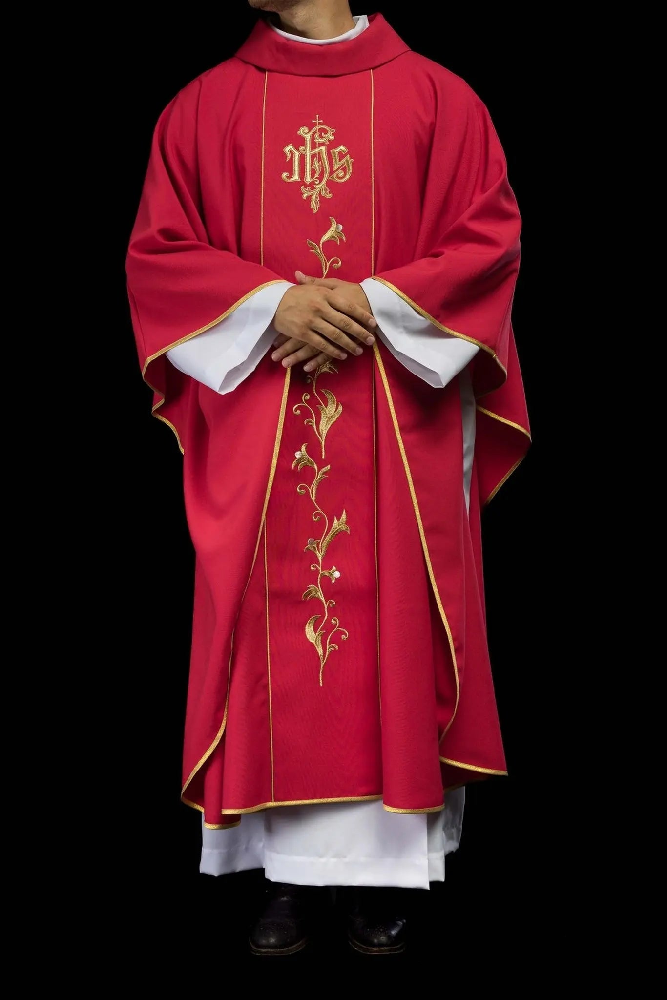 Chasuble rouge brodée IHS avec ornements