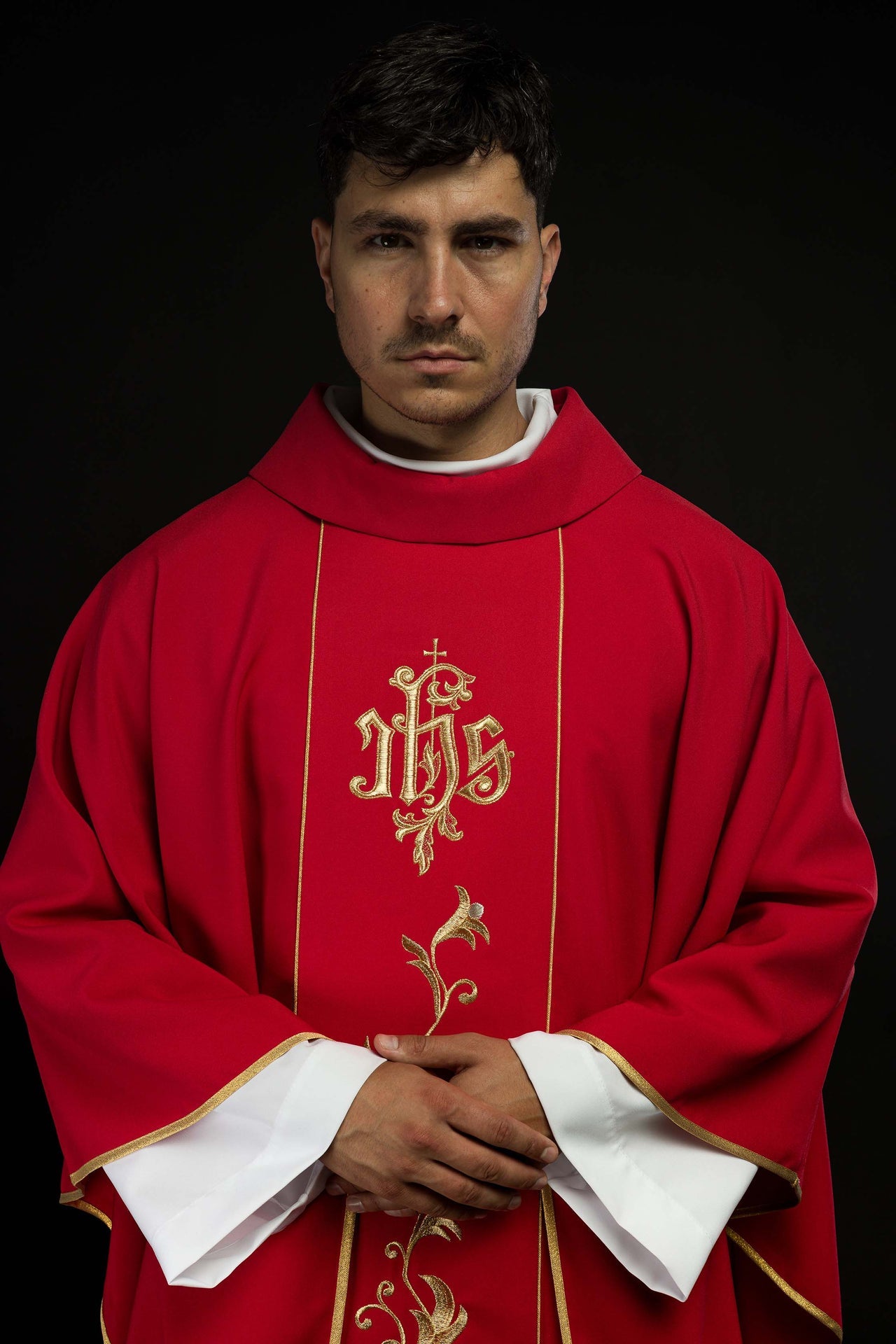 Czerwony Ornat haftowany IHS ze zdobieniami - ORNATY.PL