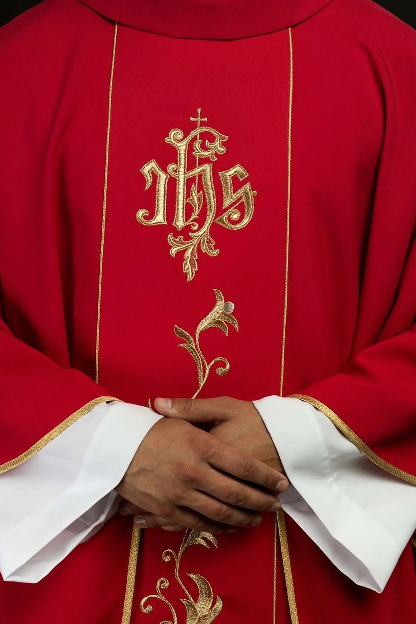 Chasuble rouge brodée IHS avec ornements