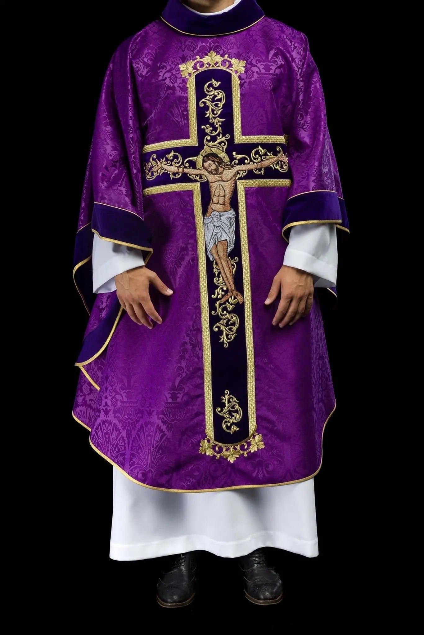 Chasuble violette brodée avec motif de Jésus-Christ
