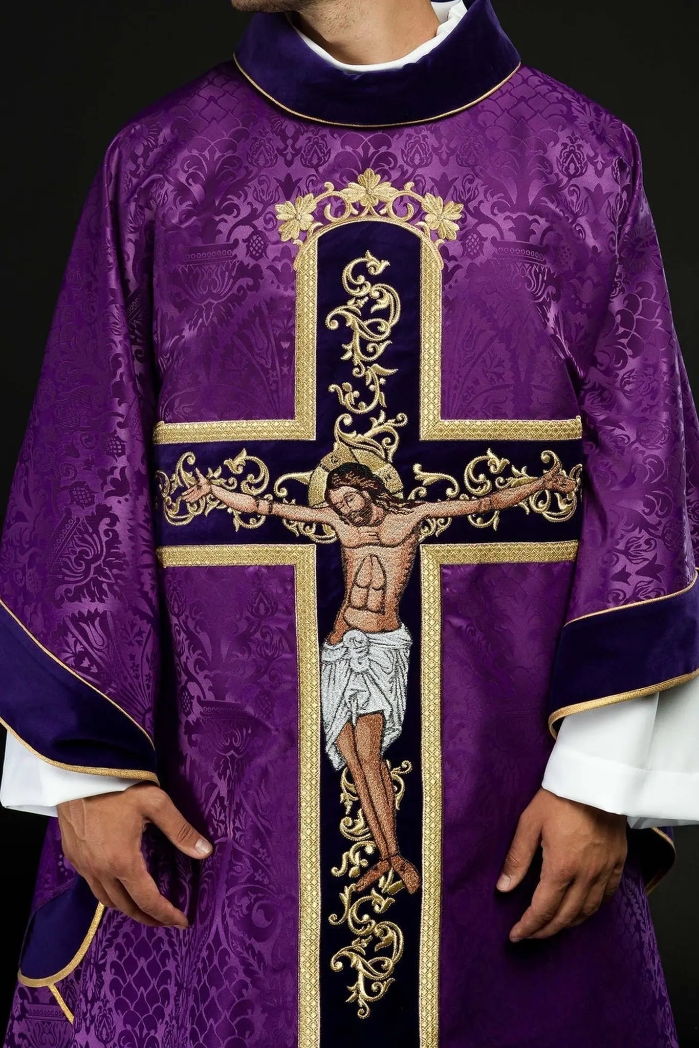 Chasuble violette brodée avec motif de Jésus-Christ
