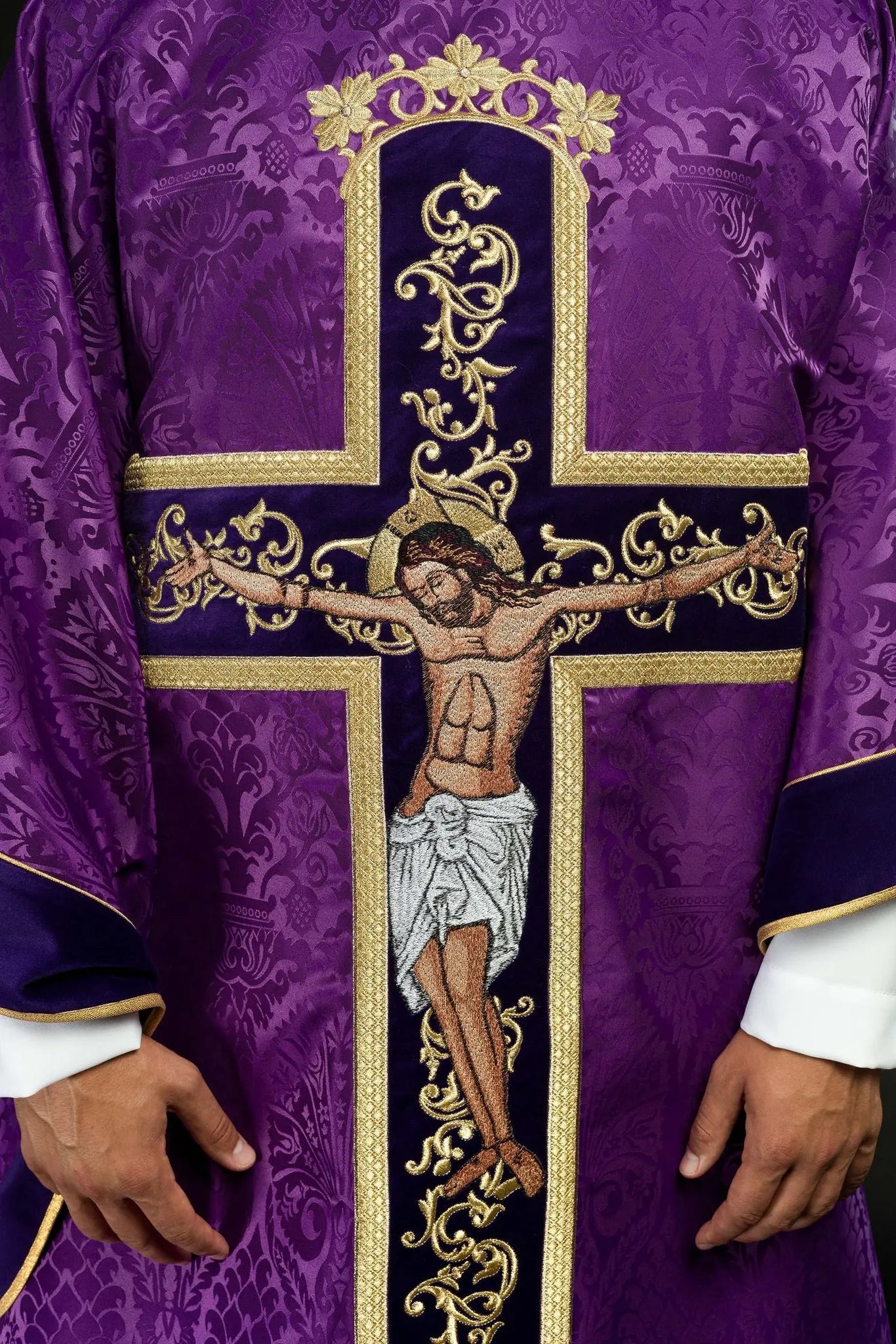 Chasuble violette brodée avec motif de Jésus-Christ