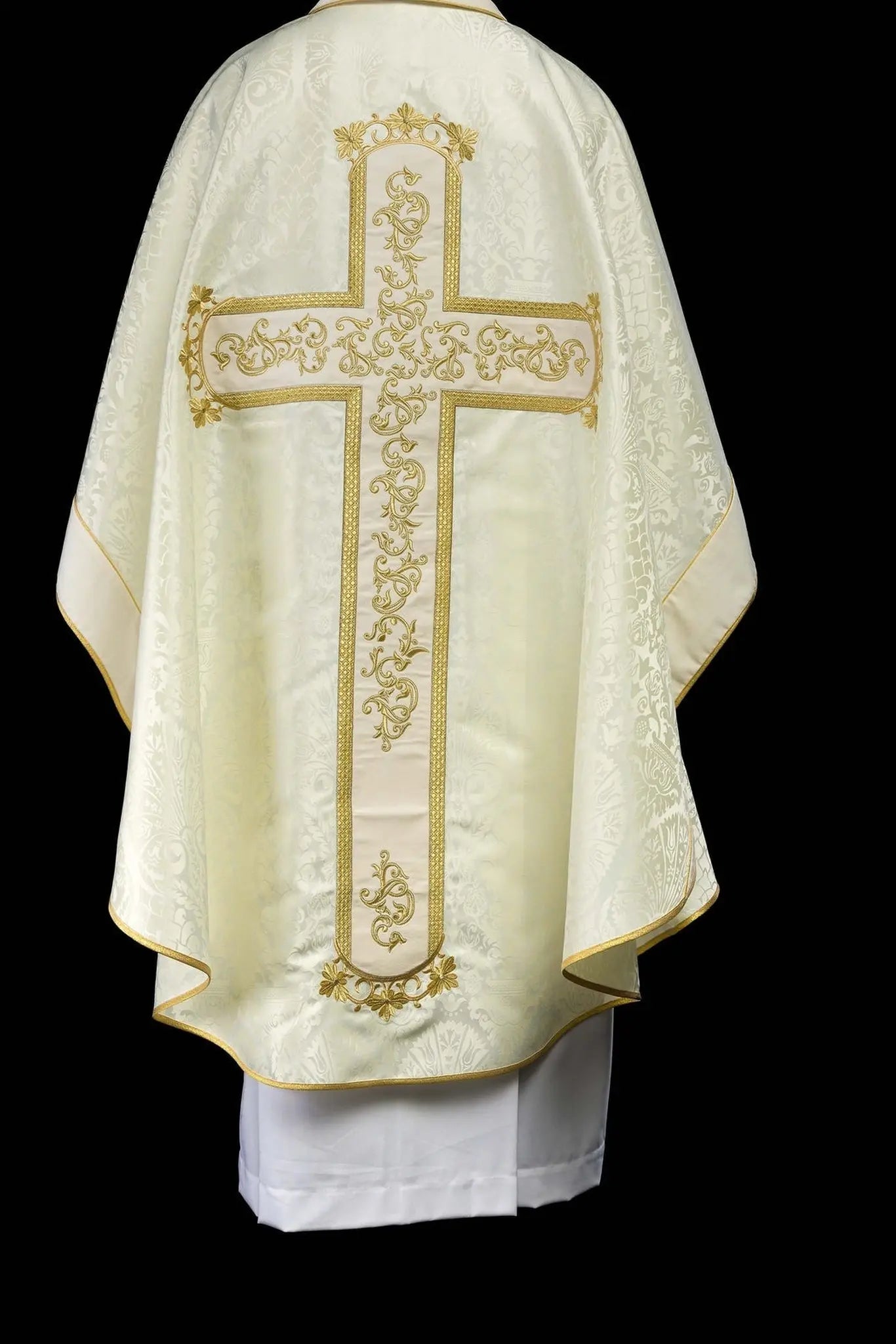 Chasuble avec l'image de Jésus-Christ sur la croix en écru