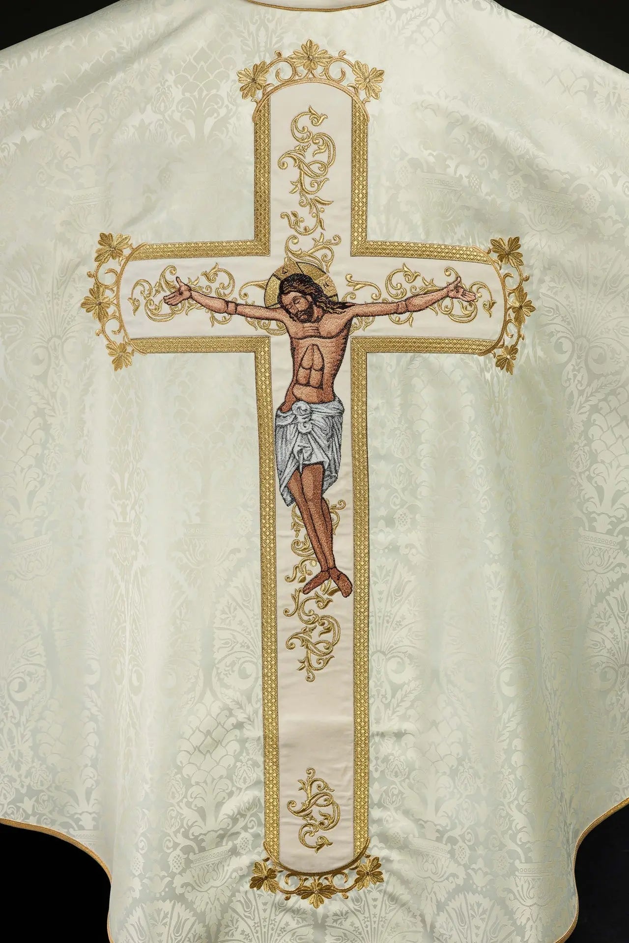 Chasuble avec l'image de Jésus-Christ sur la croix en écru