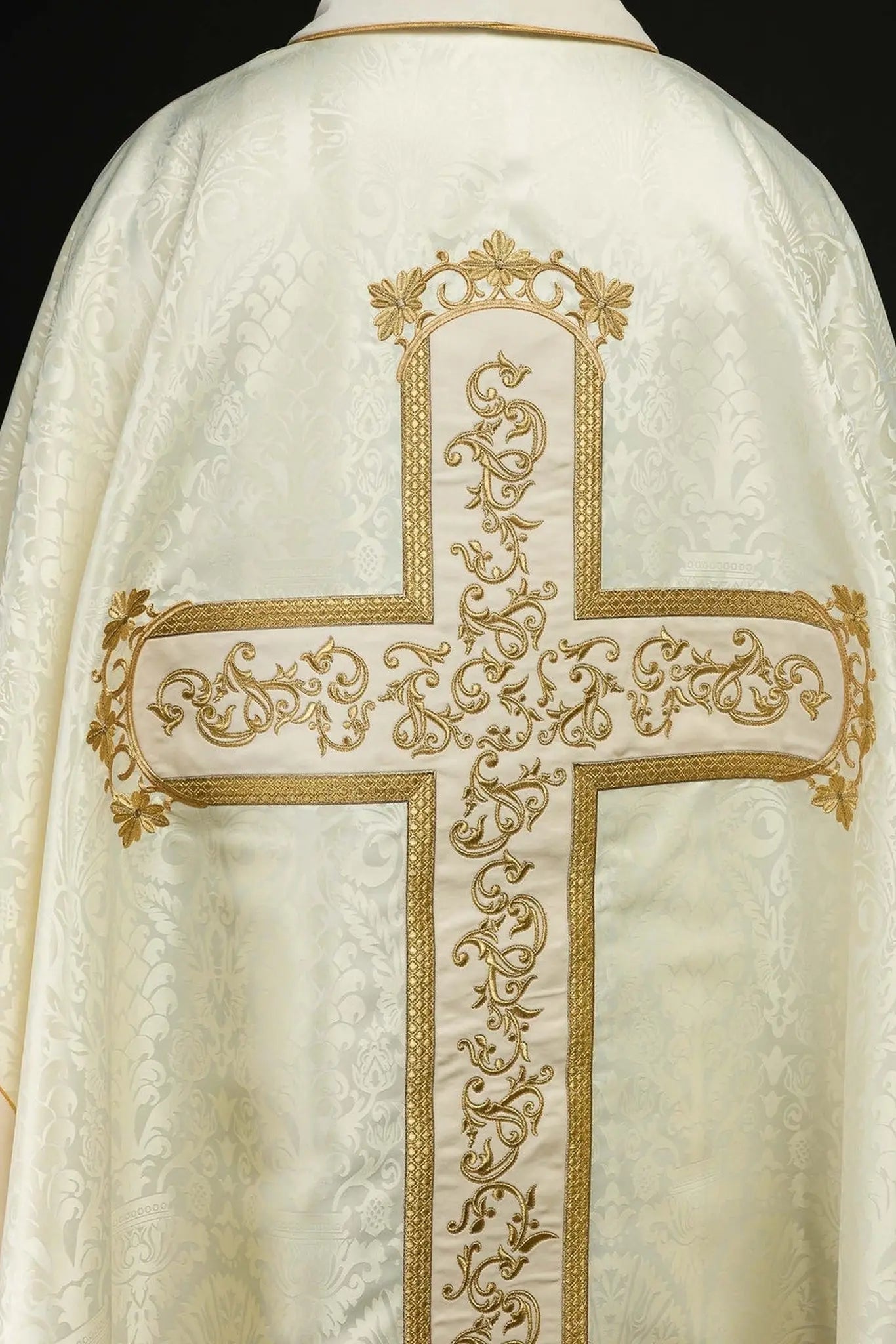 Chasuble avec l'image de Jésus-Christ sur la croix en écru