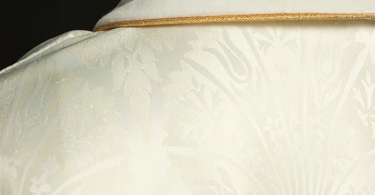 Chasuble avec l'image de Jésus-Christ sur la croix en écru
