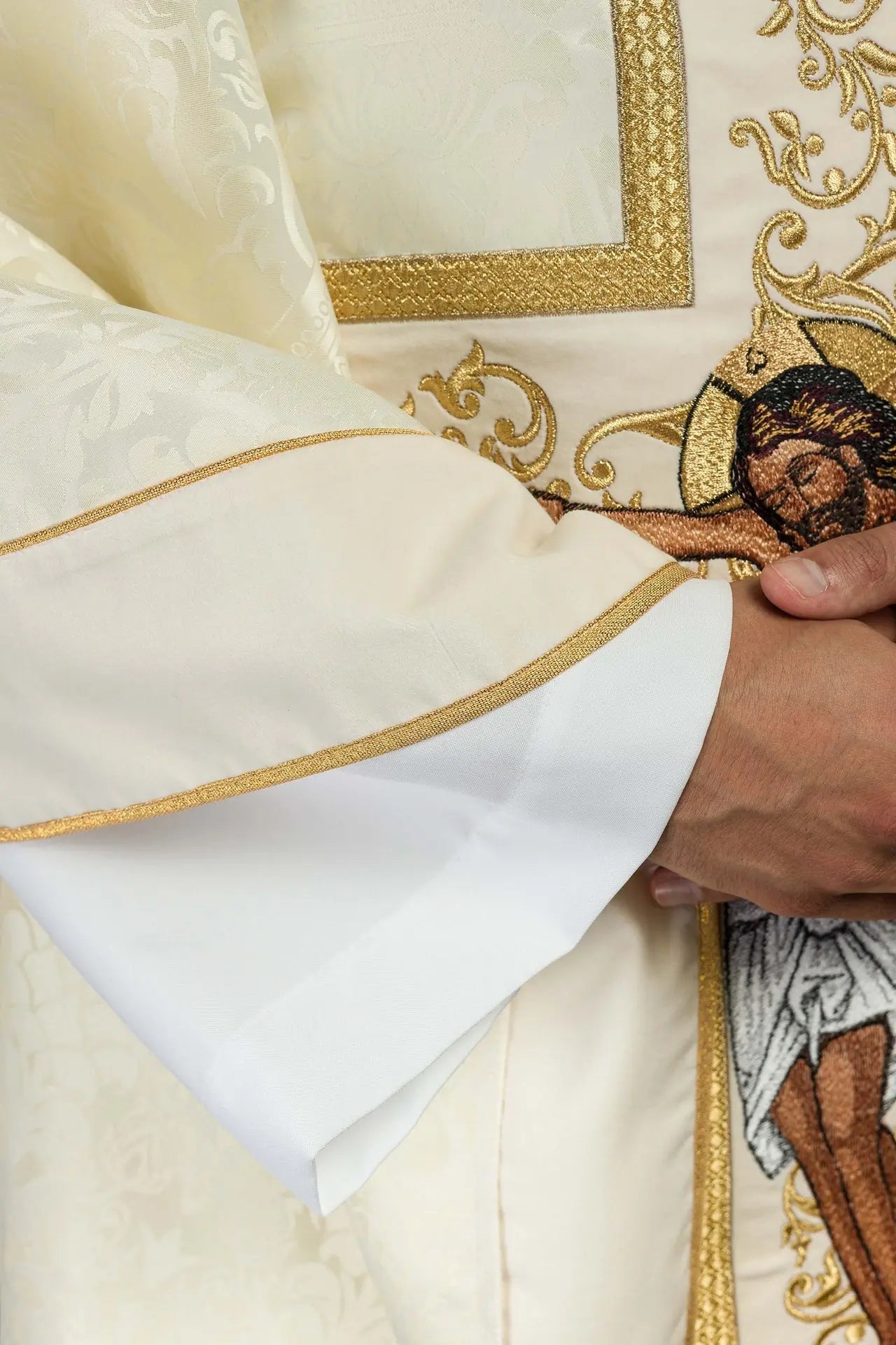 Chasuble avec l'image de Jésus-Christ sur la croix en écru