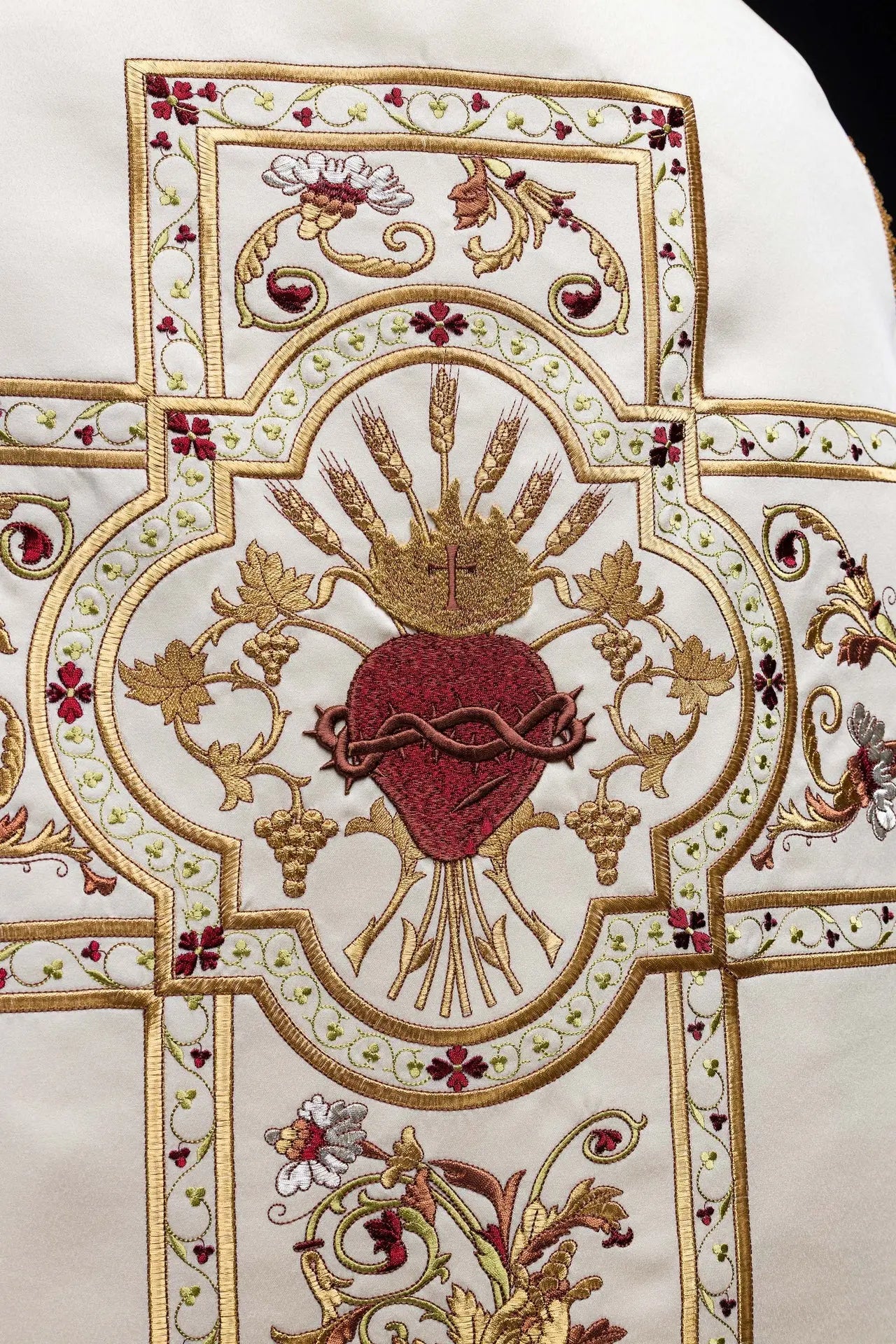 Chasuble romaine brodée avec le Cœur de Jésus-Christ
