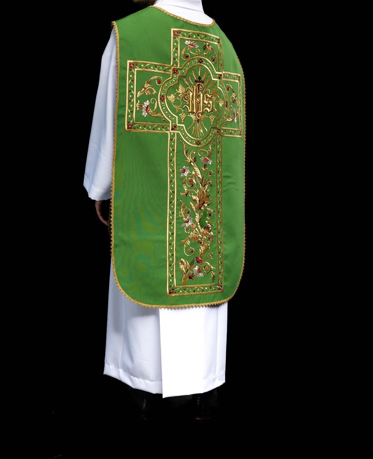 Chasuble romaine verte brodée avec motif IHS